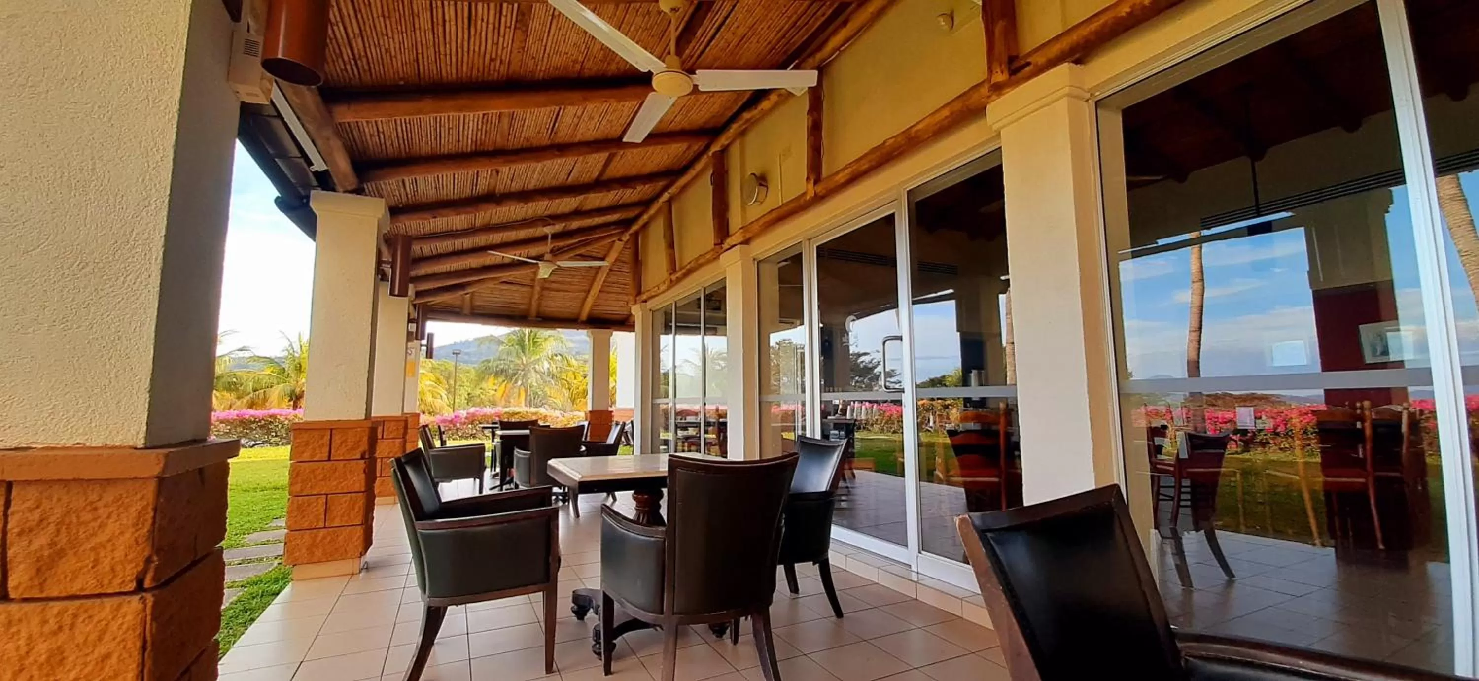 Restaurant/places to eat in Comfort Inn Real La Union