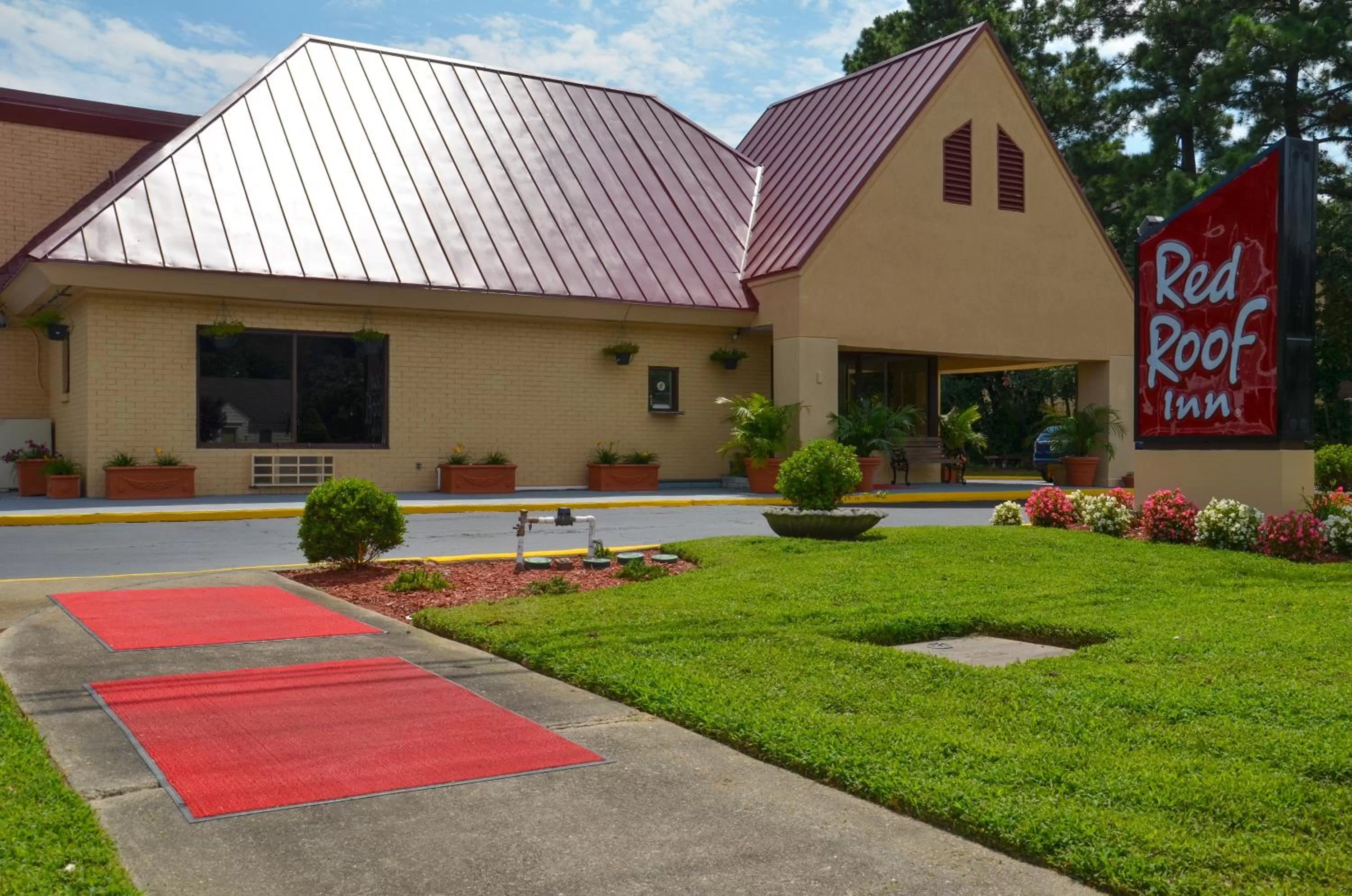 Property building in Red Roof Inn Williamsburg