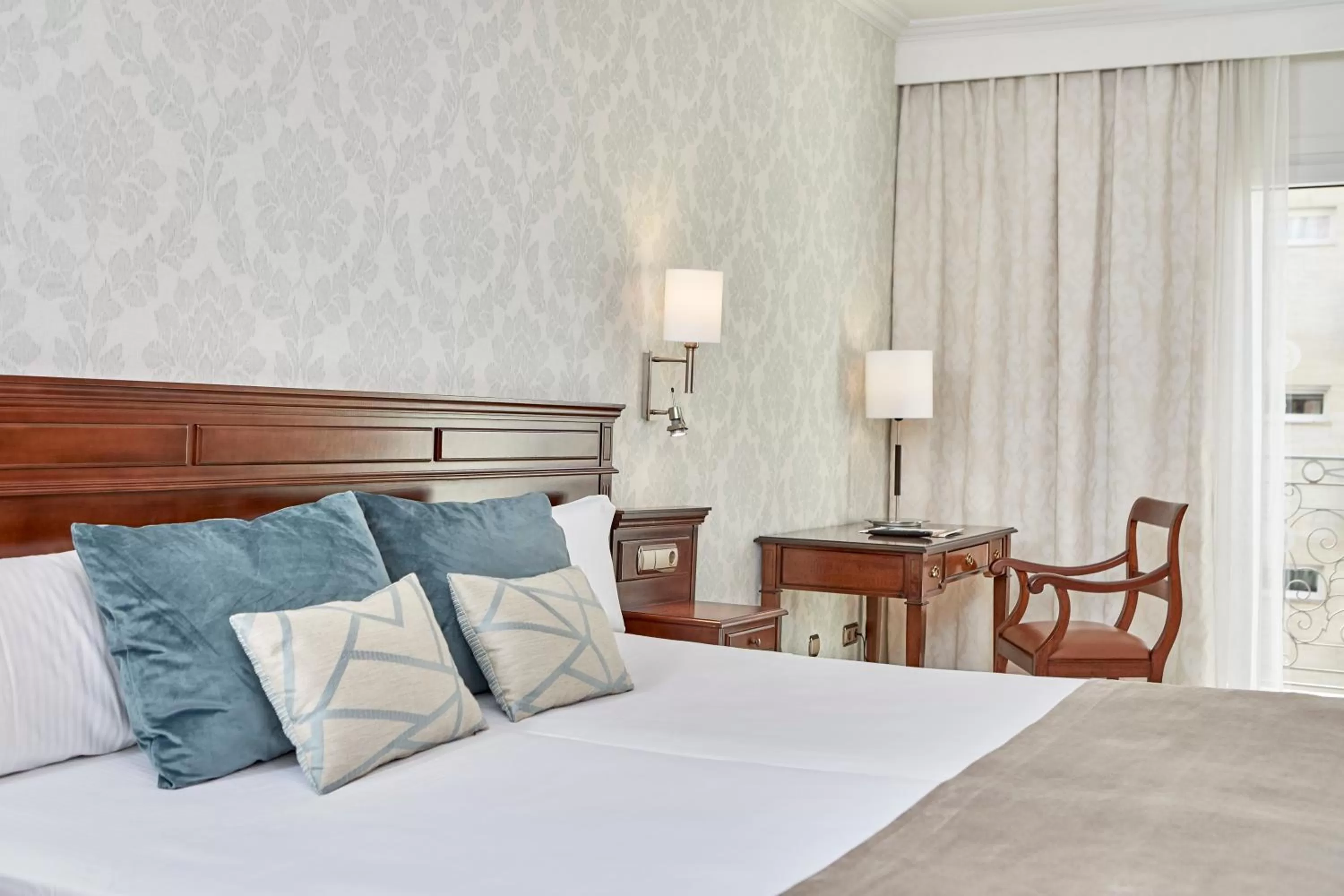 Photo of the whole room, Bed in Bordoy Continental Palma