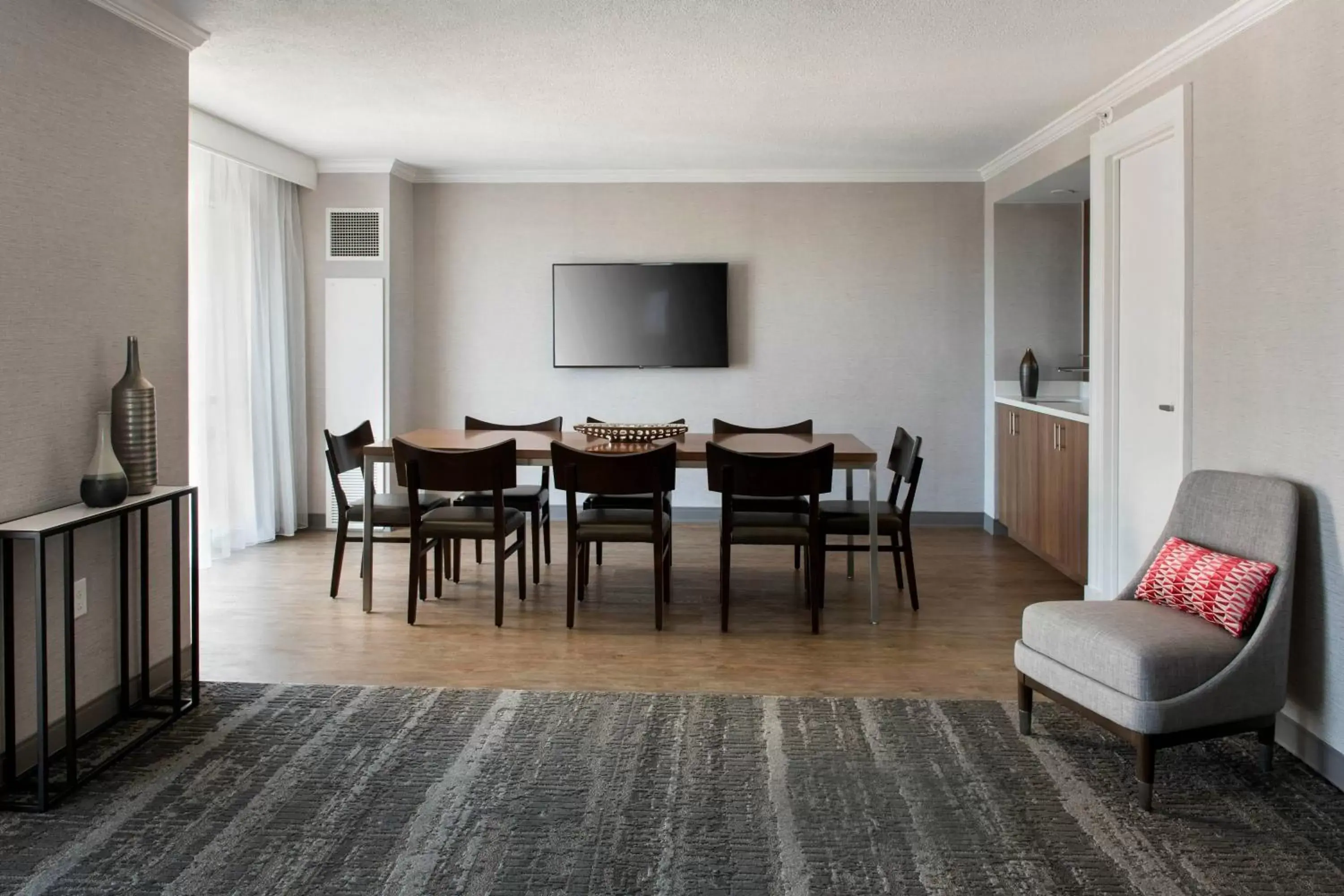 Photo of the whole room, Seating Area in Norfolk Waterside Marriott