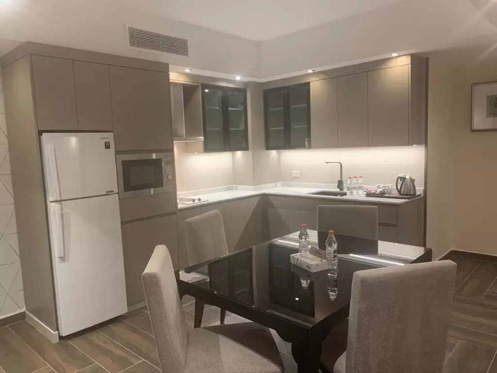 Kitchen/Kitchenette in City Rose Hotel Suites