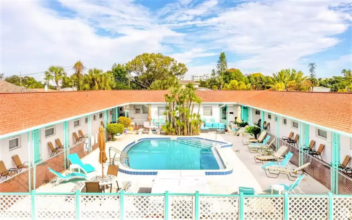 Property building, Pool View in Sun Island Motel