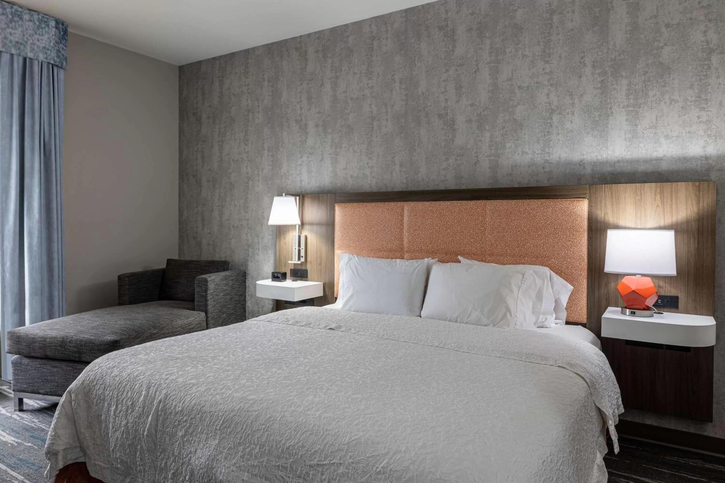 Living room, Bed in Hampton Inn Knoxville-West At Cedar Bluff