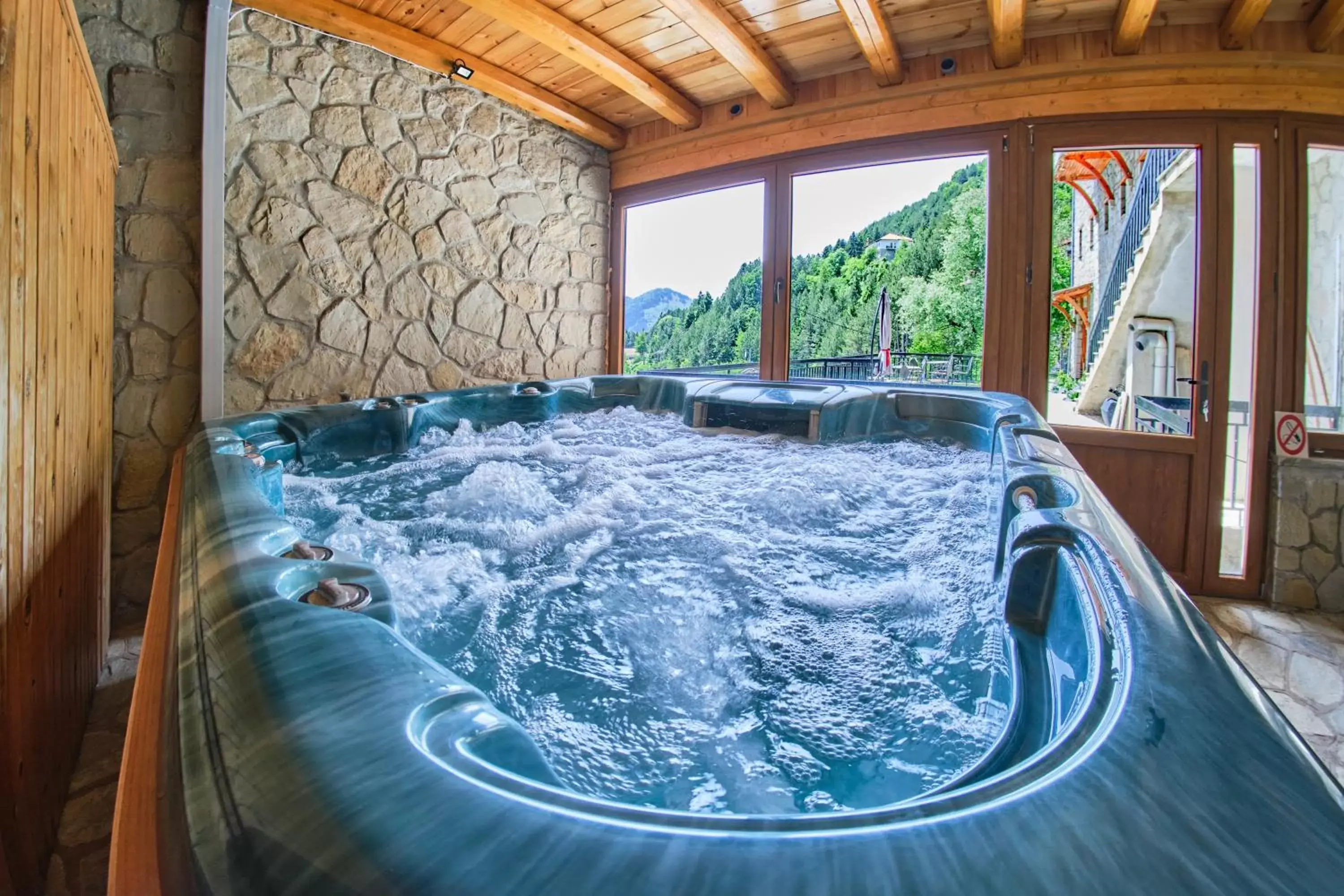 Hot Tub in Hotel Victoria