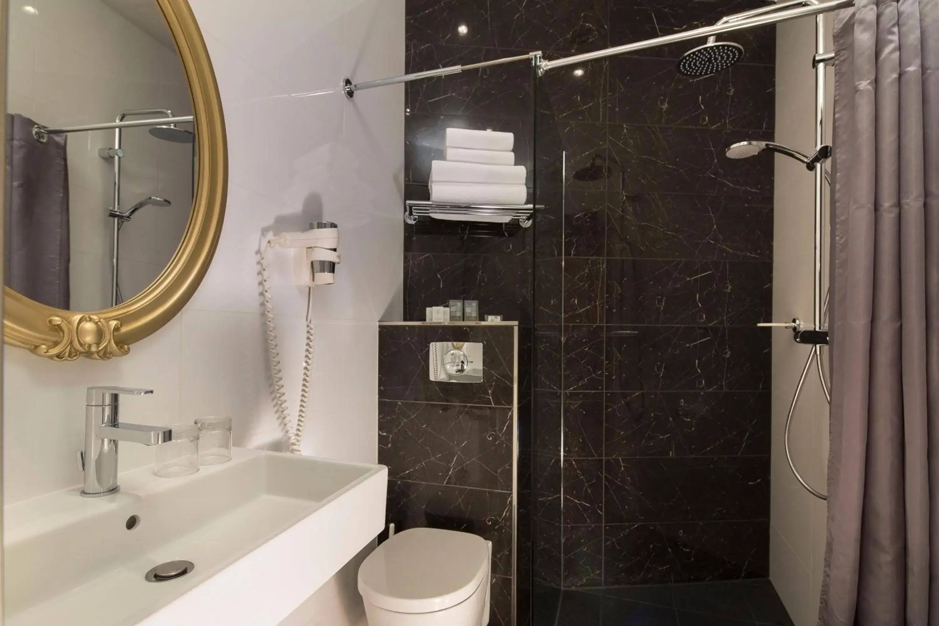 Bathroom in Hotel Montparnasse Saint Germain