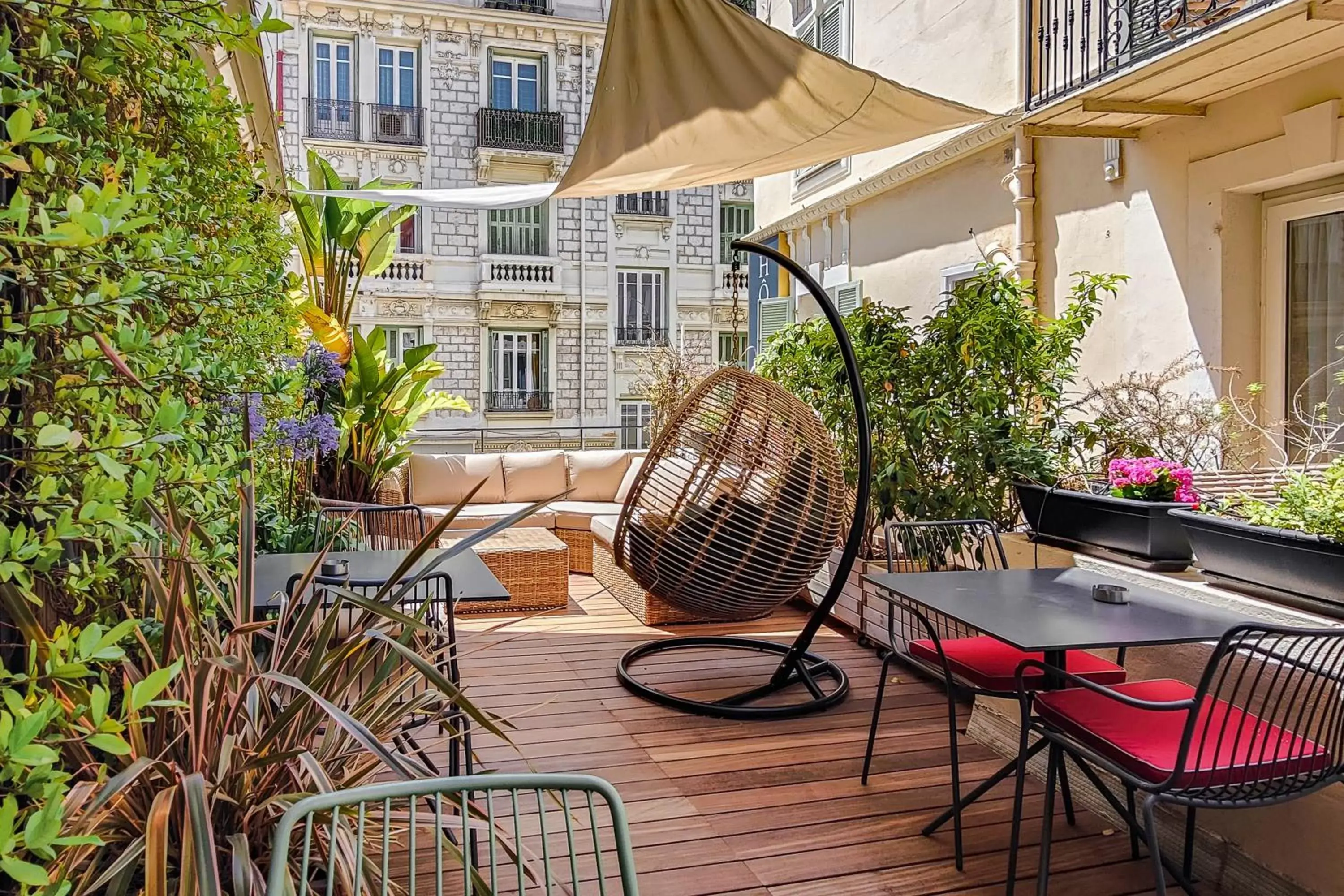 Patio in Hôtel de France, un hôtel AMMI