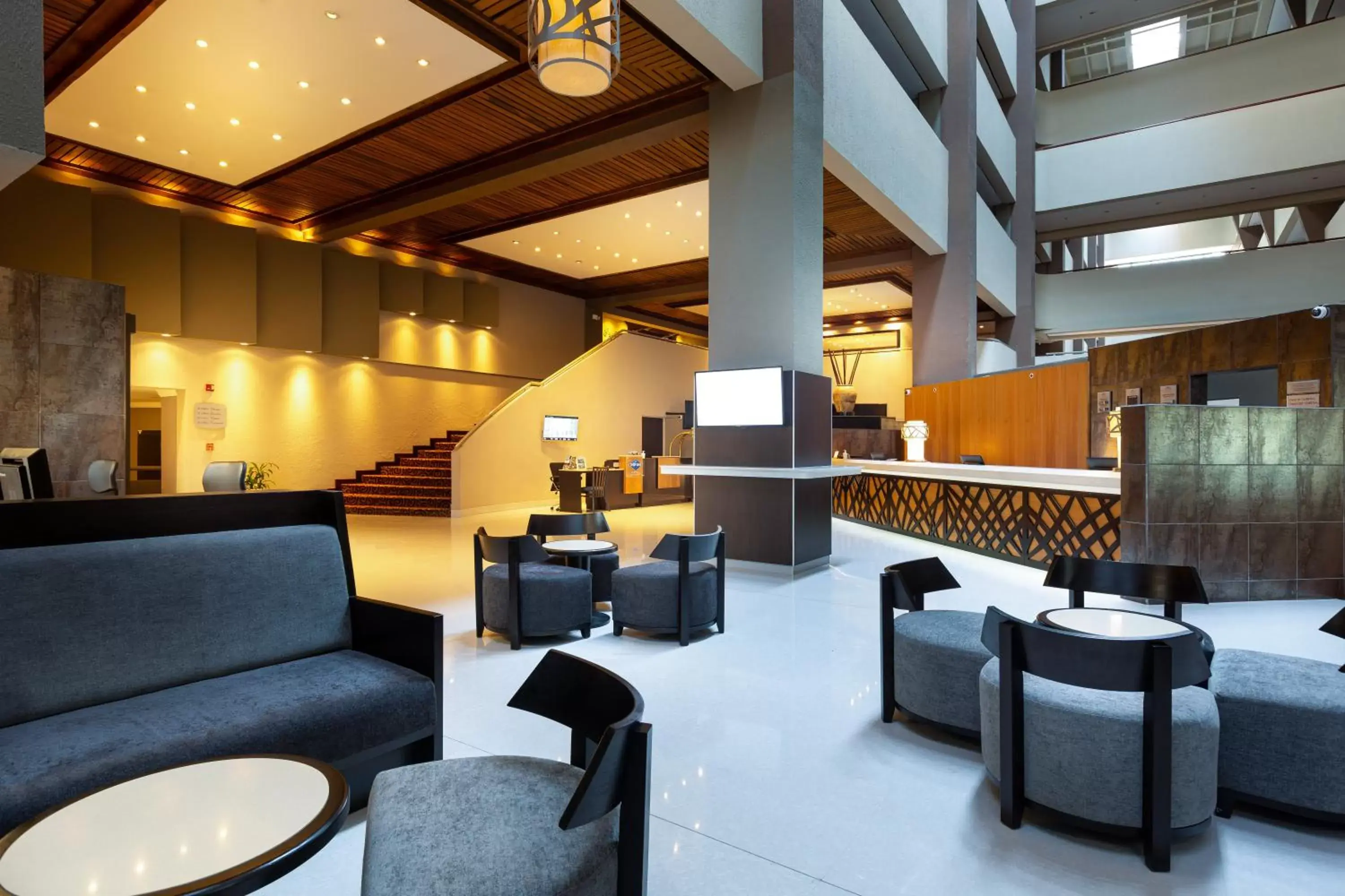 Lobby or reception, Lounge/Bar in Crowne Plaza San Jose La Sabana, an IHG Hotel