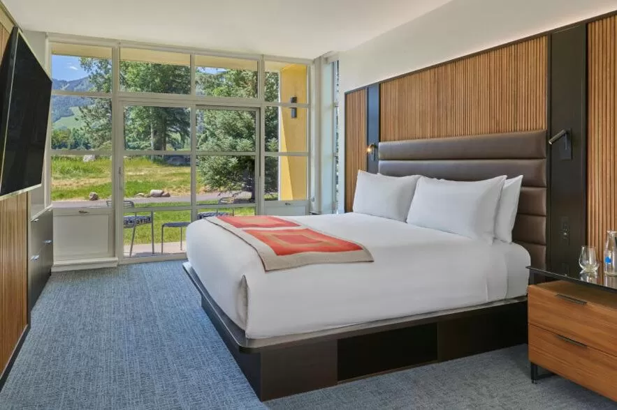 Bedroom, Bed in Aspen Meadows Resort