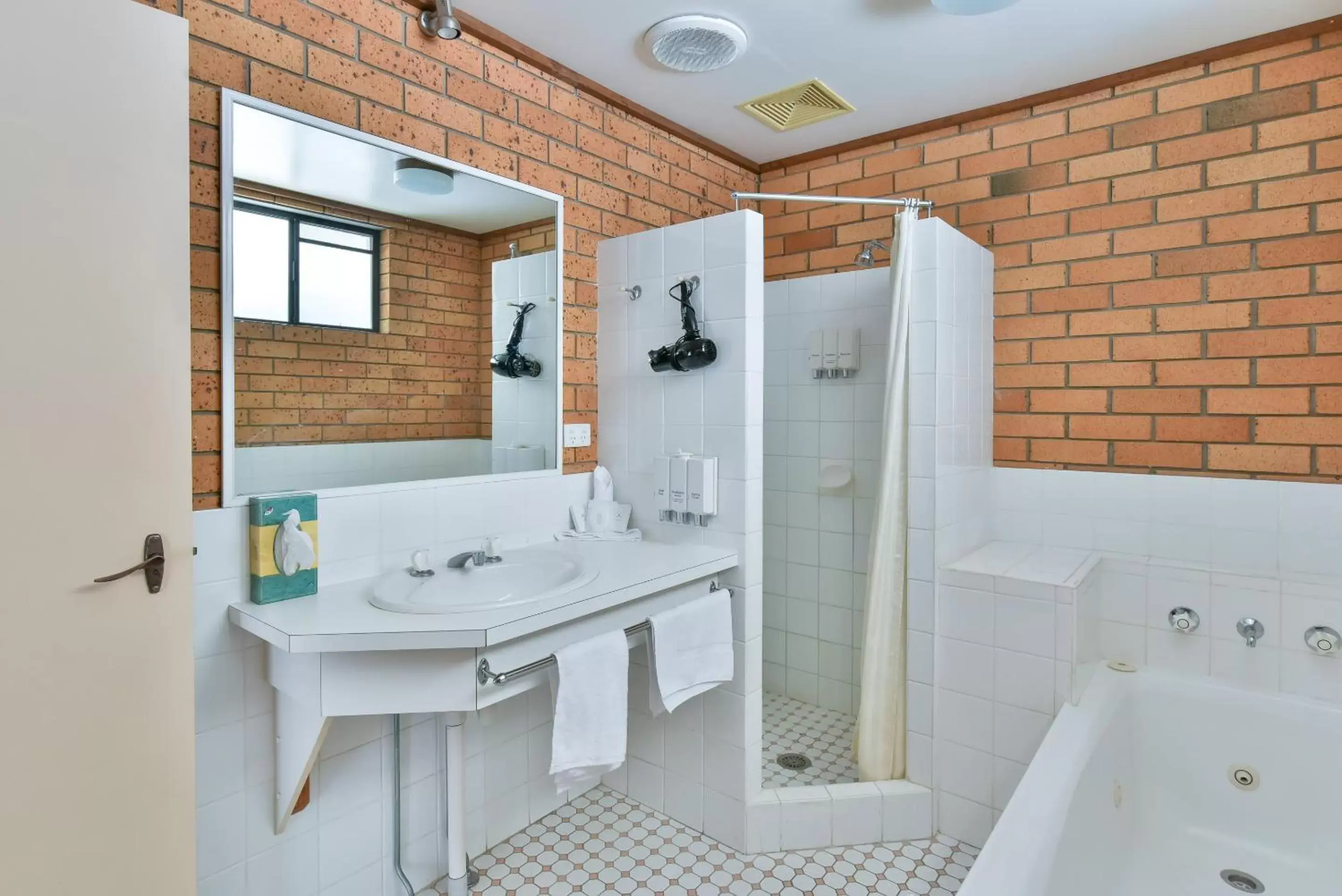 Bathroom in Big Windmill Corporate & Family Motel