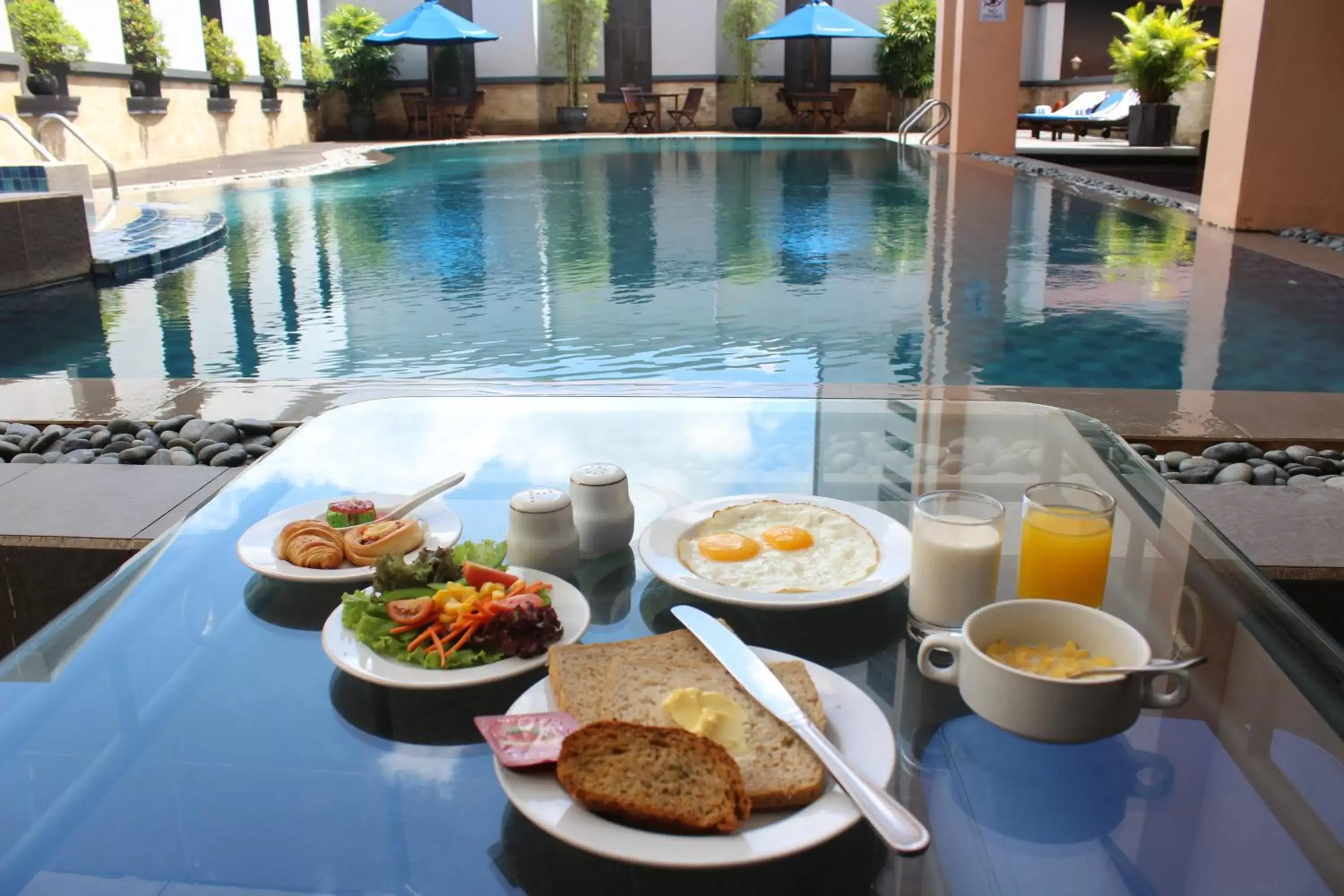 Asian breakfast, Swimming Pool in Swiss-Belhotel Borneo Samarinda