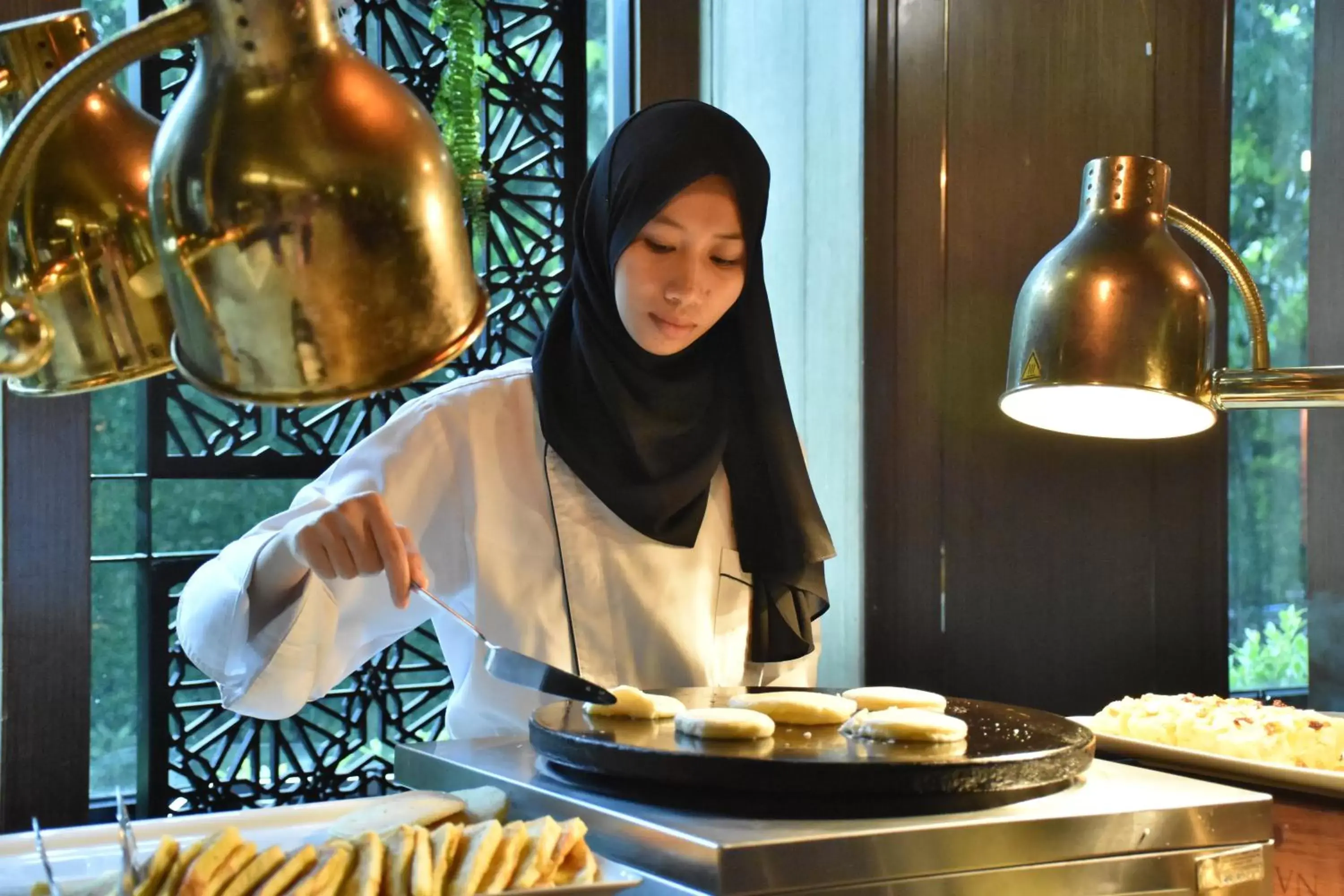 Food, Staff in Al Meroz Hotel Bangkok - The Leading Halal Hotel
