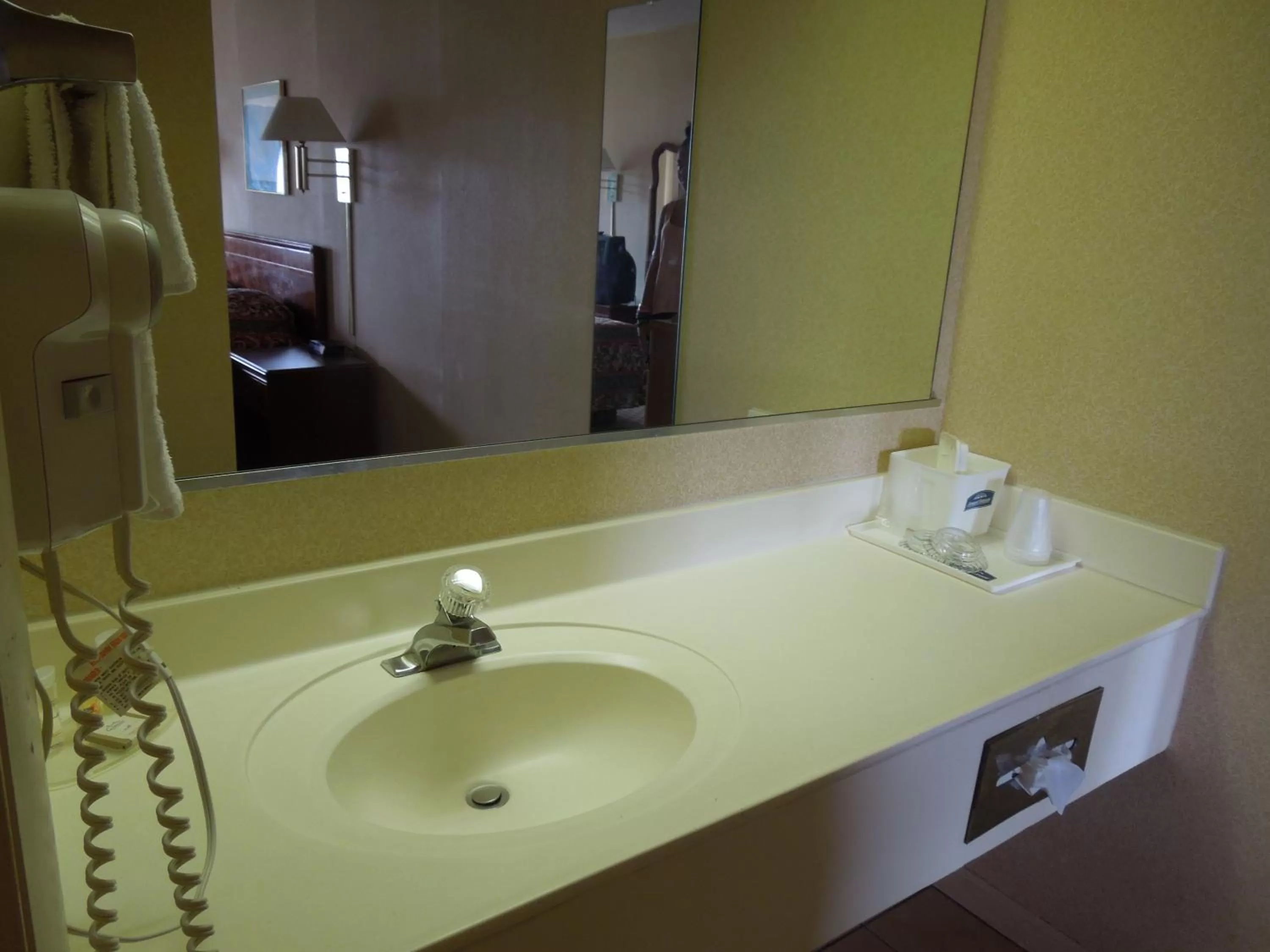 Bathroom in Howard Johnson by Wyndham Virginia Beach