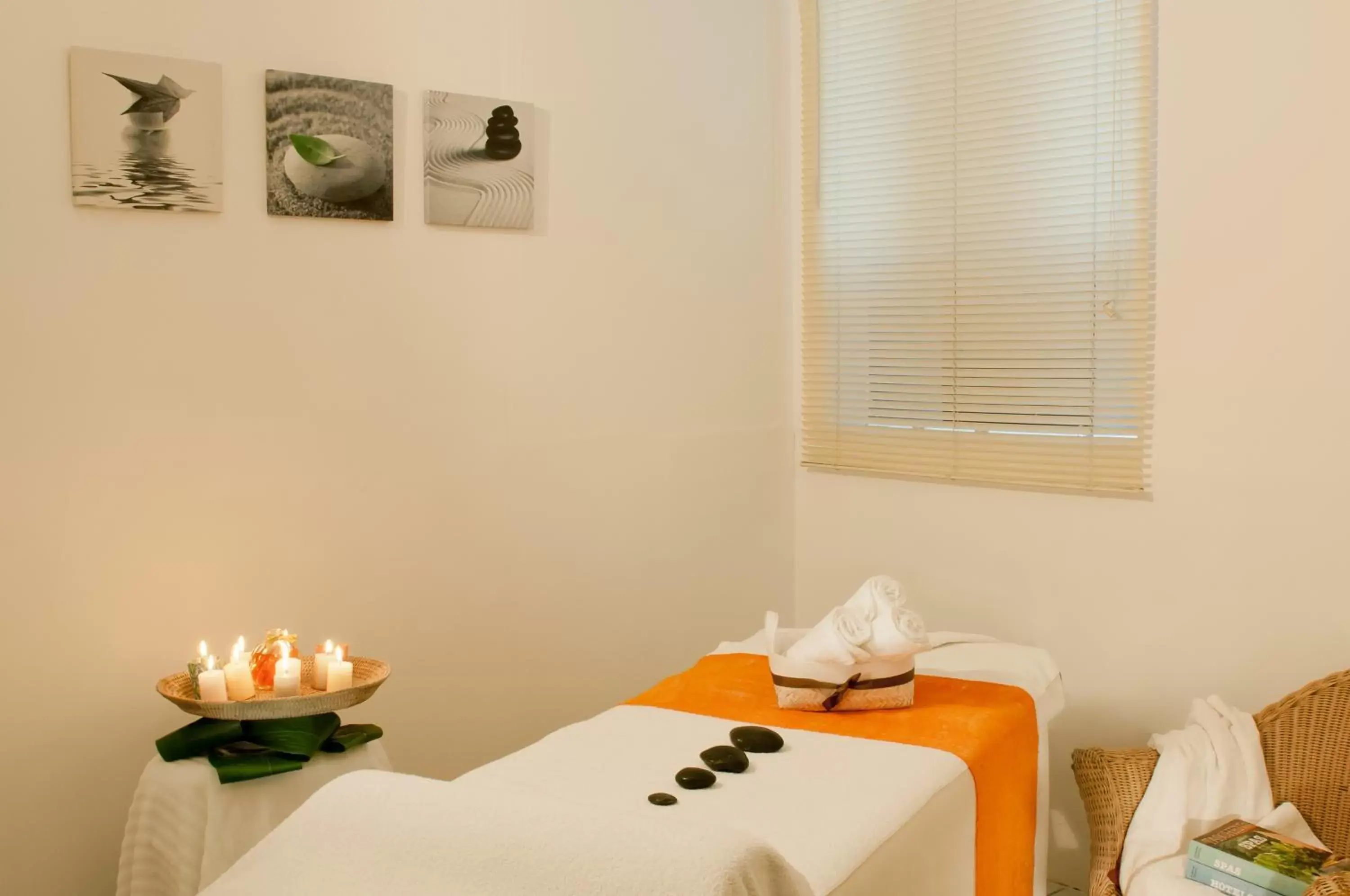 Massage in Leonardo Hotel Negev