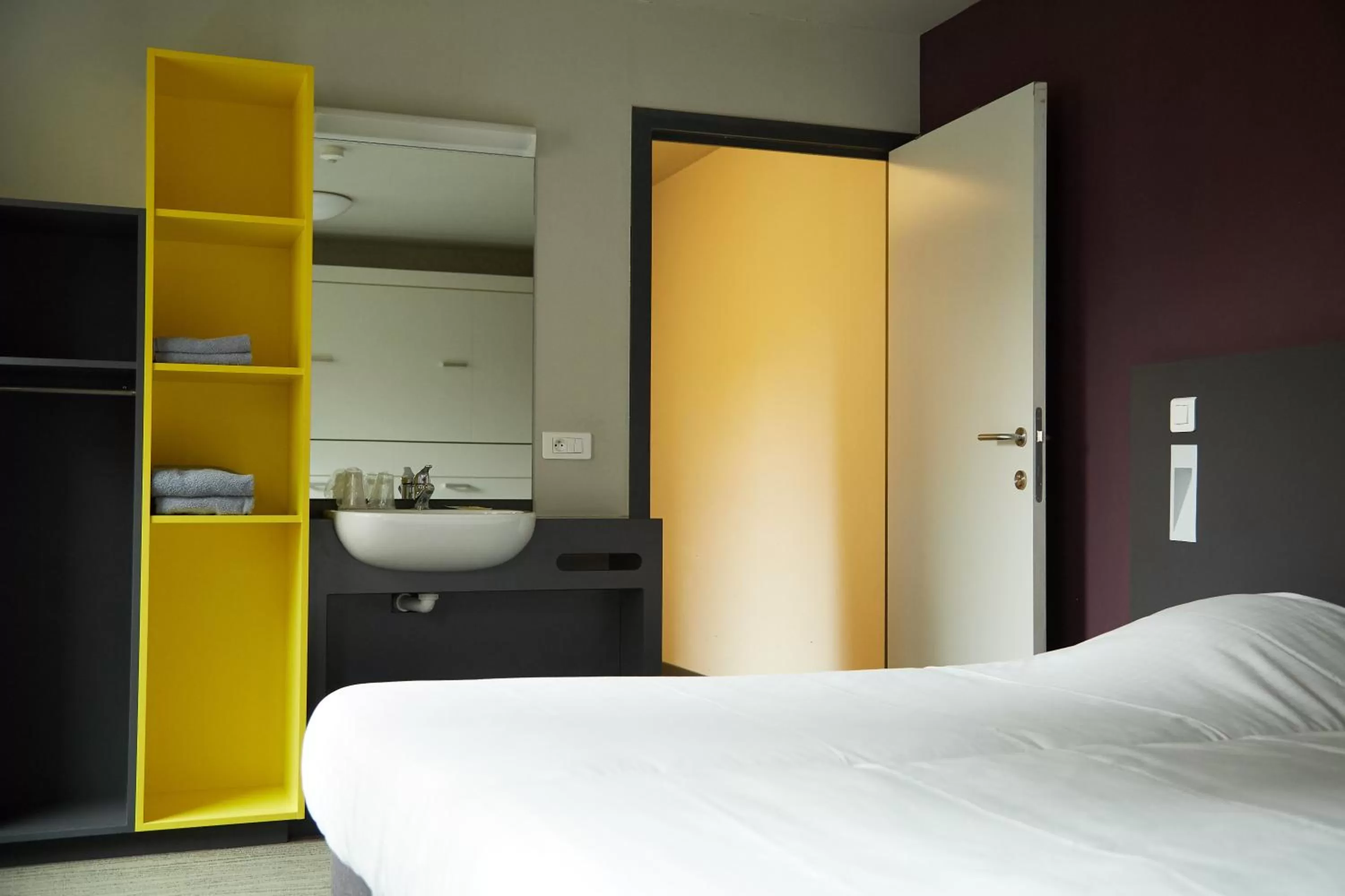 Bedroom, Bed in Focus Budget