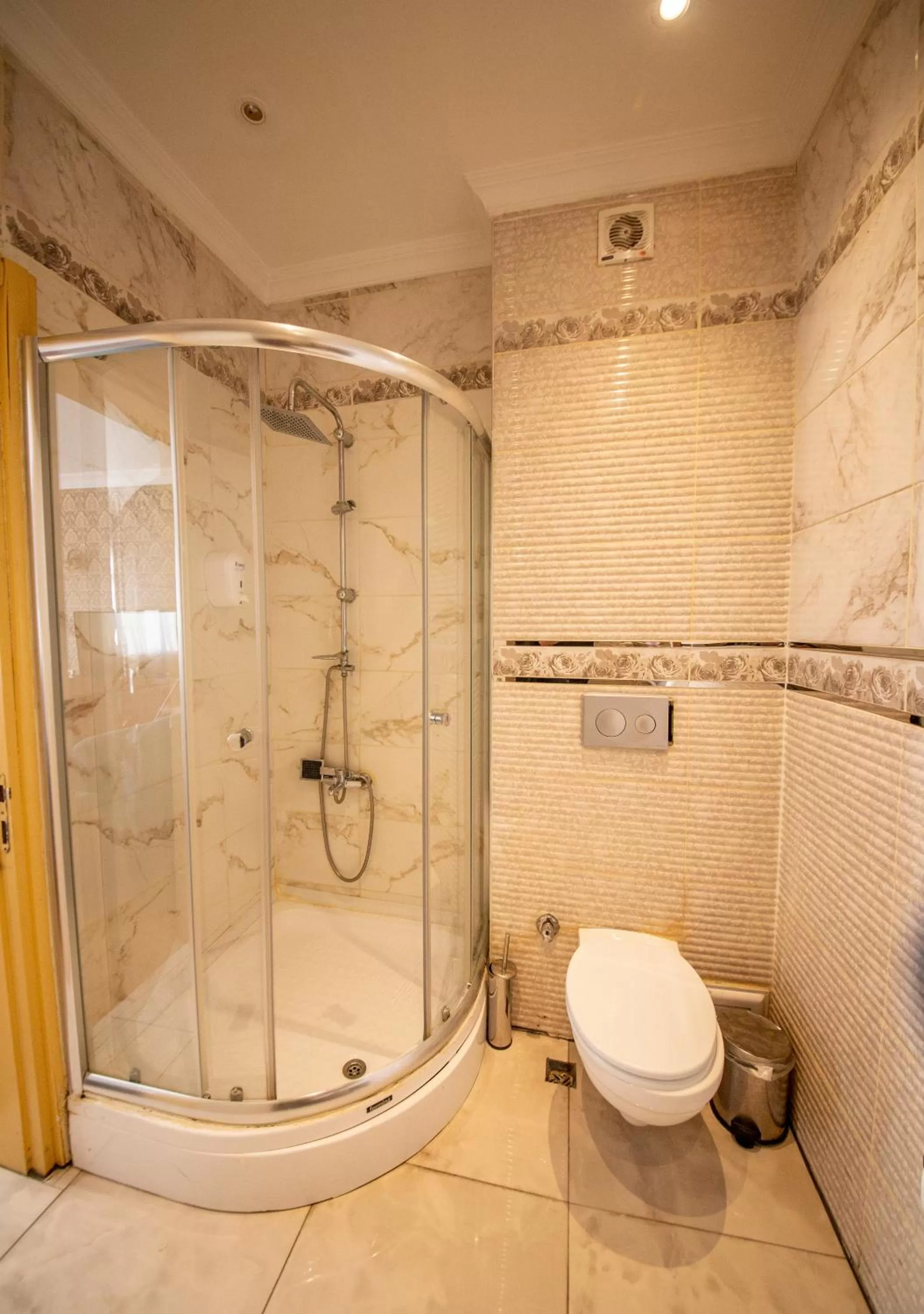 Shower, Bathroom in Royal Palace Hotel