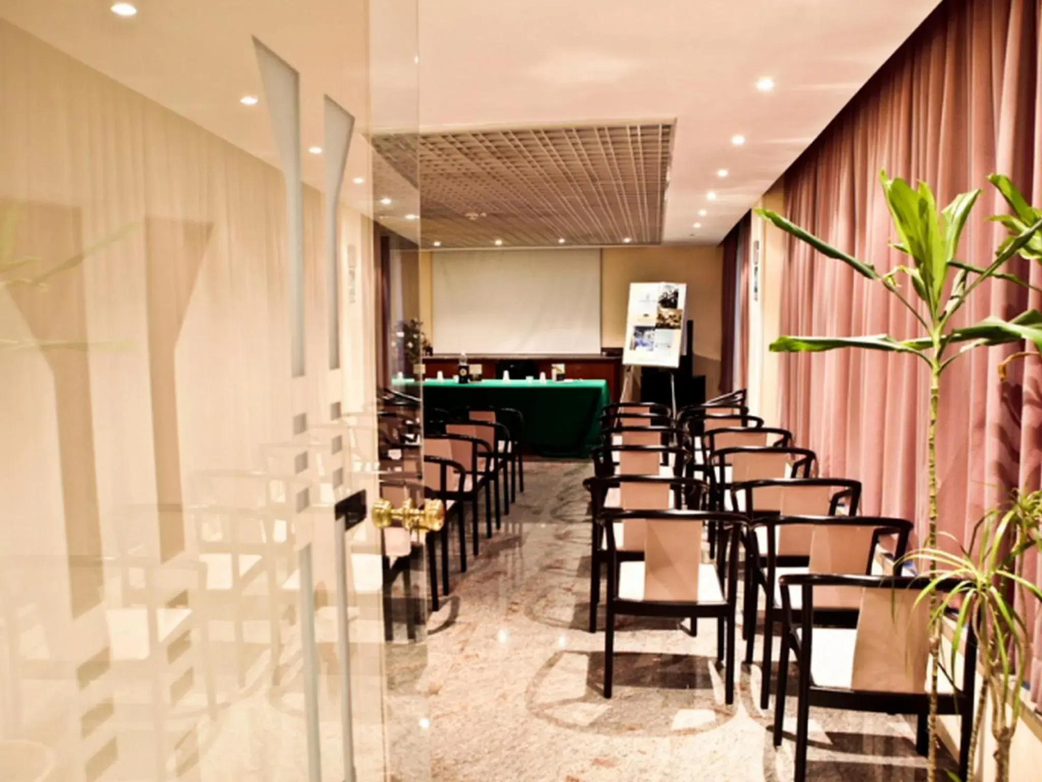 Meeting/conference room, Restaurant/Places to Eat in Cristal Palace Hotel