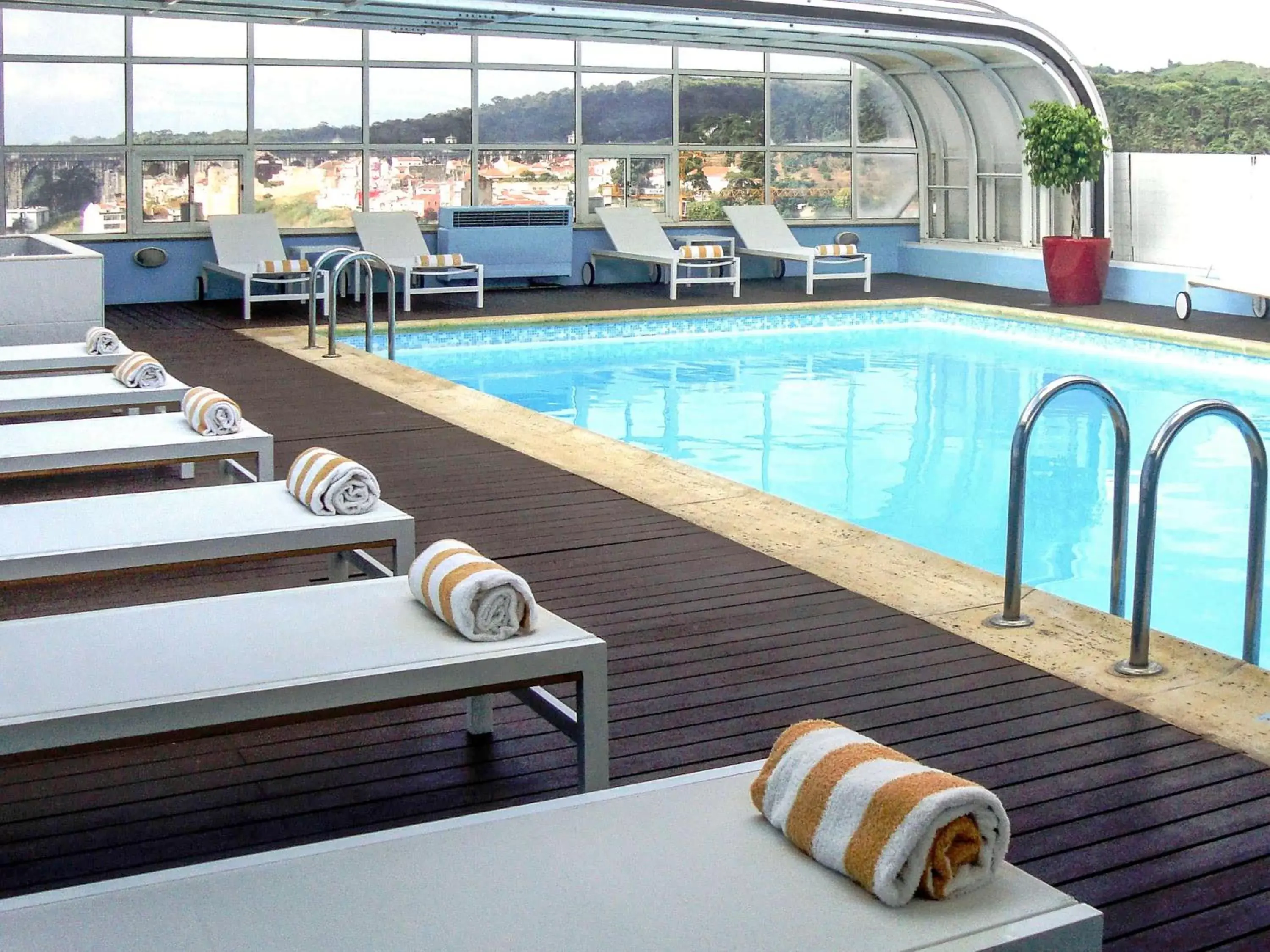 Property building, Swimming Pool in Hotel Mercure Lisboa