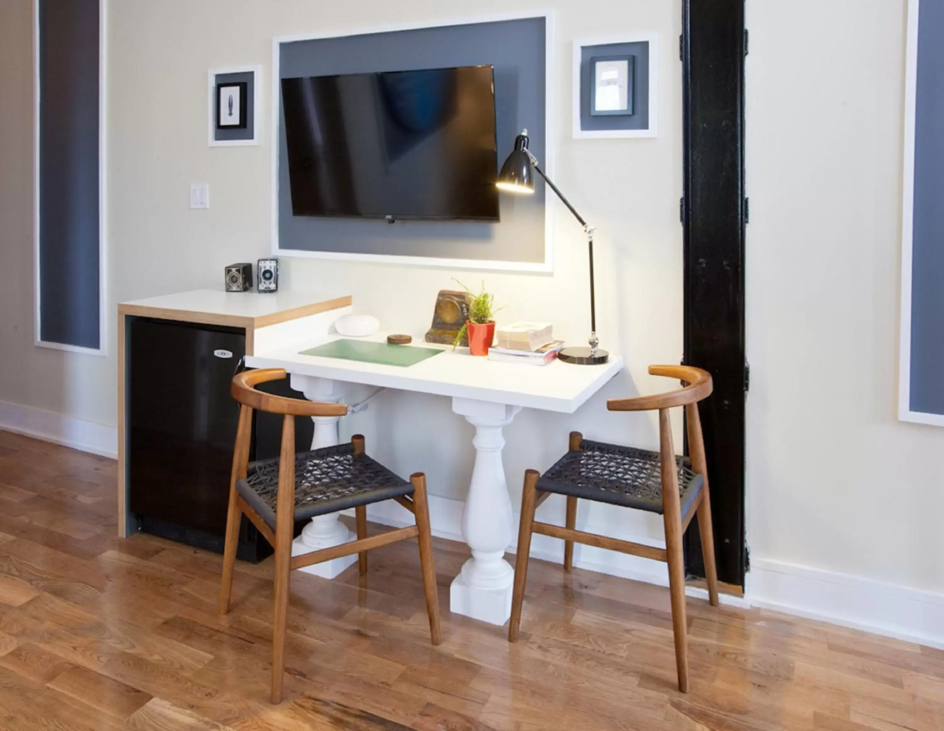 Seating area, TV/Entertainment Center in Henry Norman Hotel