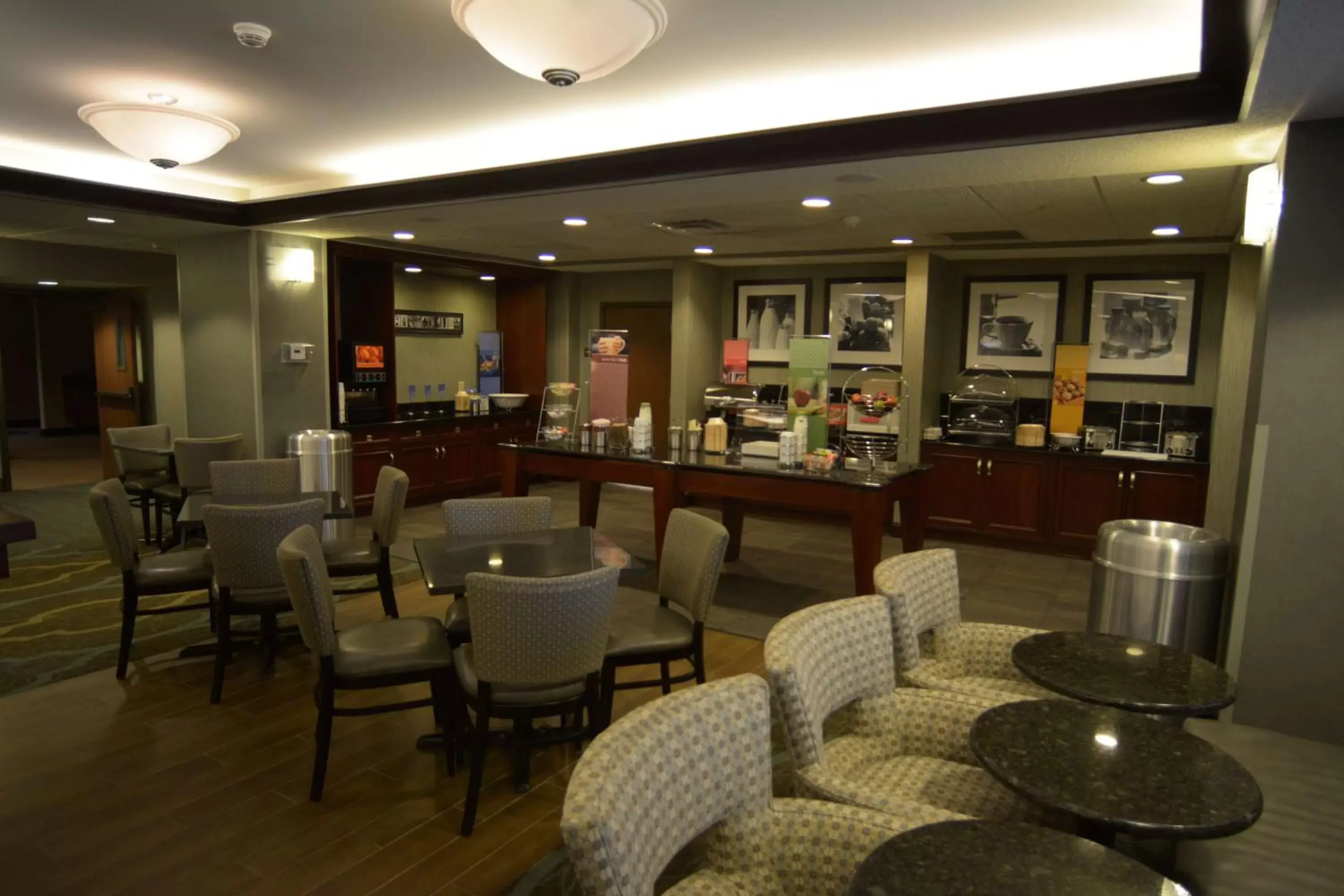 Dining area, Lounge/Bar in Hampton Inn Warsaw