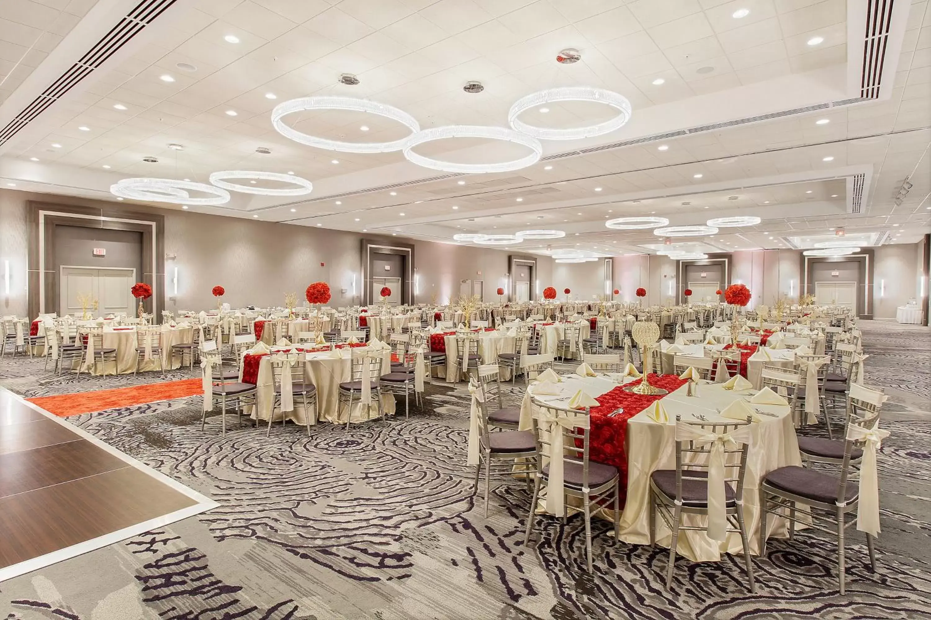 Banquet/Function facilities, Restaurant/Places to Eat in Holiday Inn Chicago Nw Crystal Lk Conv Ctr, an IHG Hotel