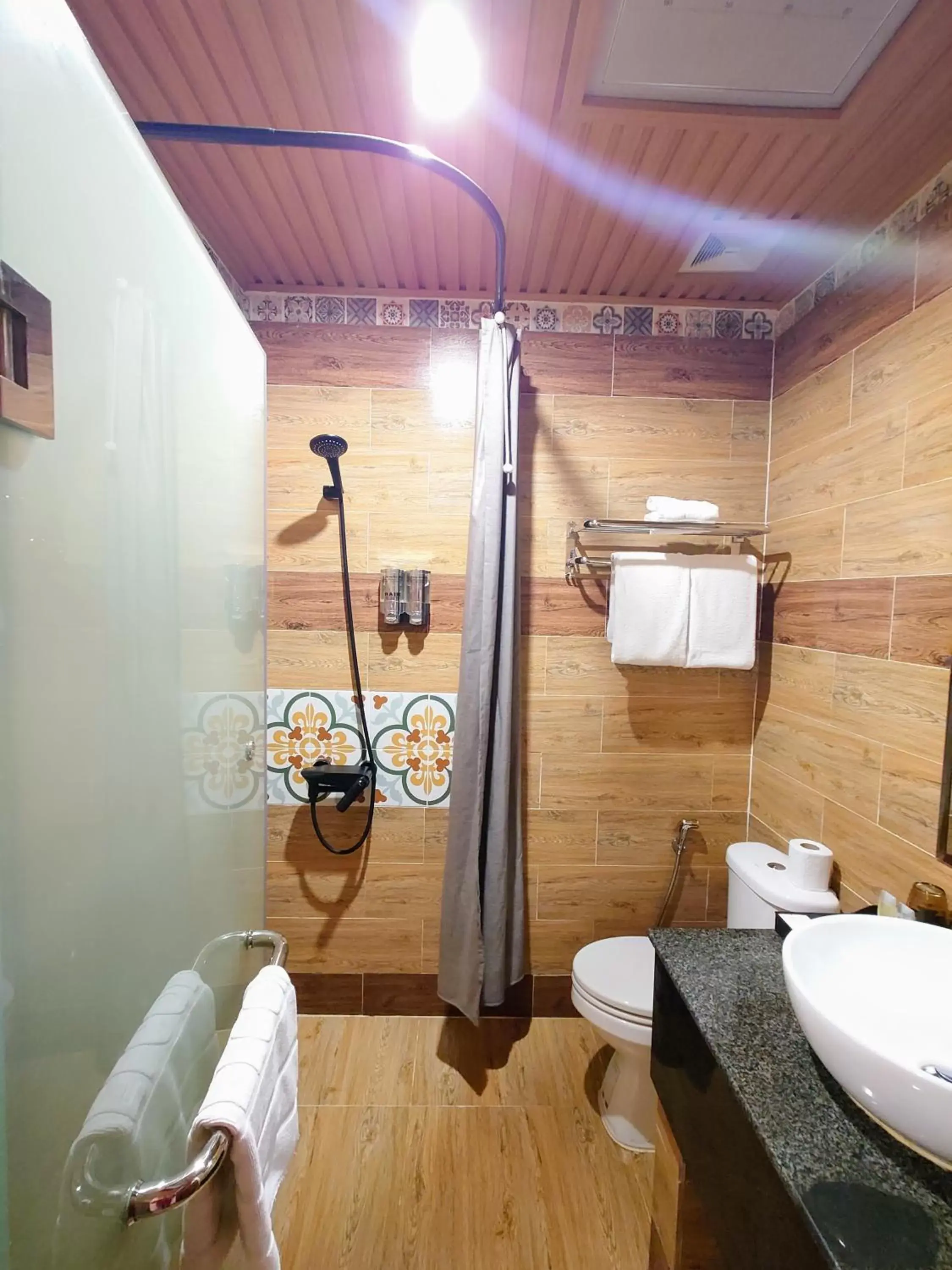 Shower, Bathroom in Phuminh Hotel Riverside