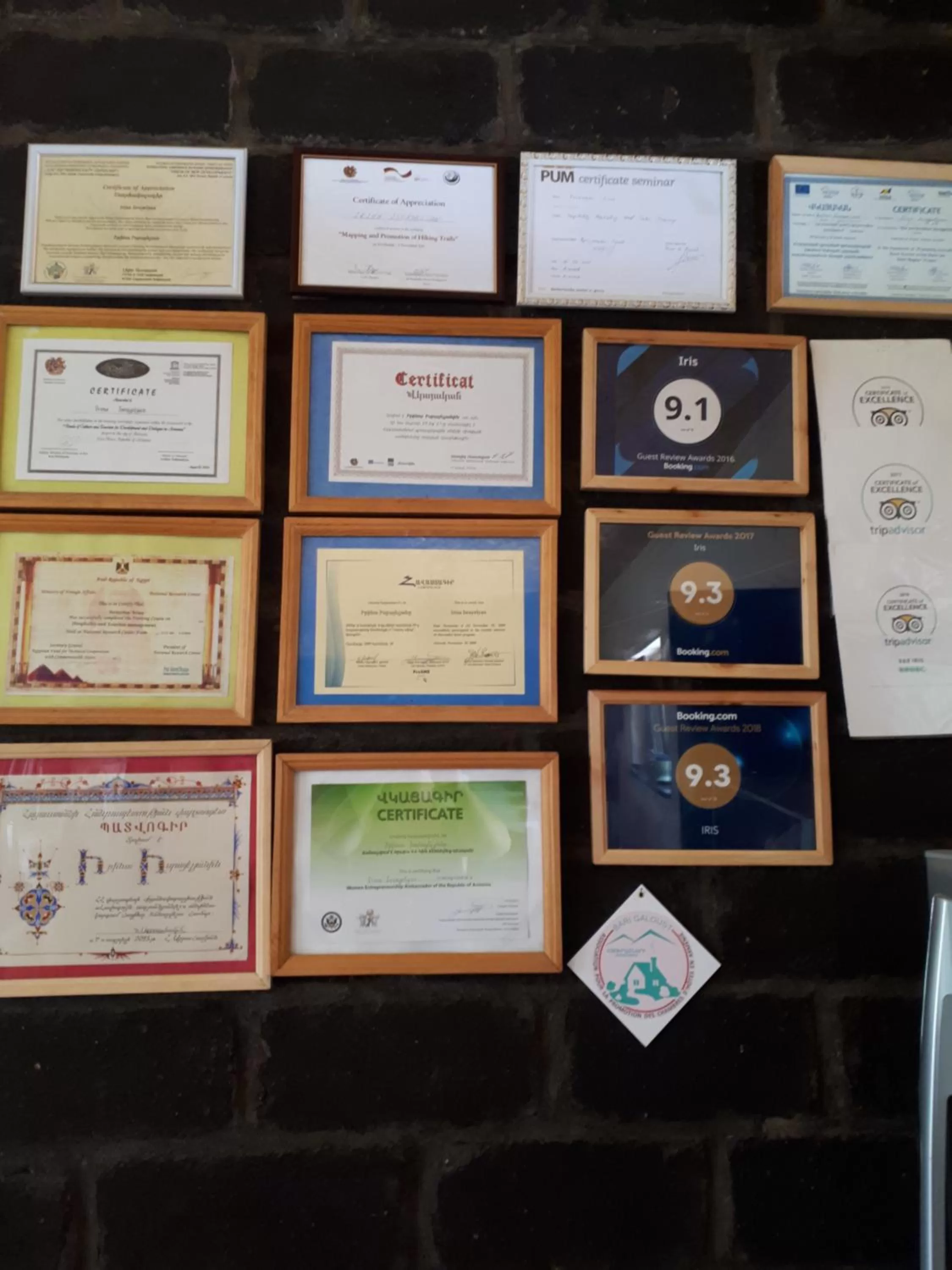 Logo/Certificate/Sign in IRIS B&B in DEBED CANYON