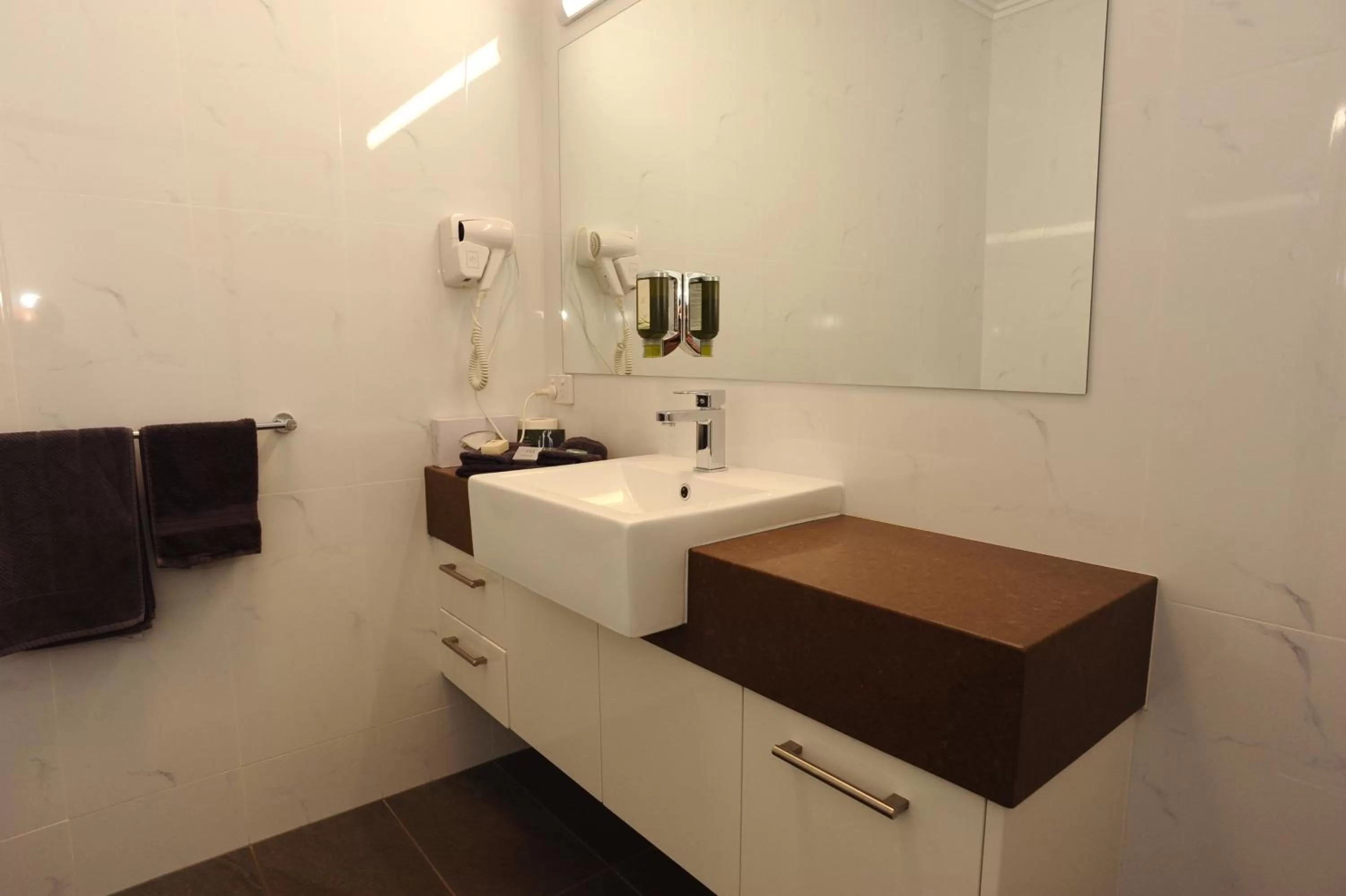 Bathroom in Horsham Mid City Court Motel