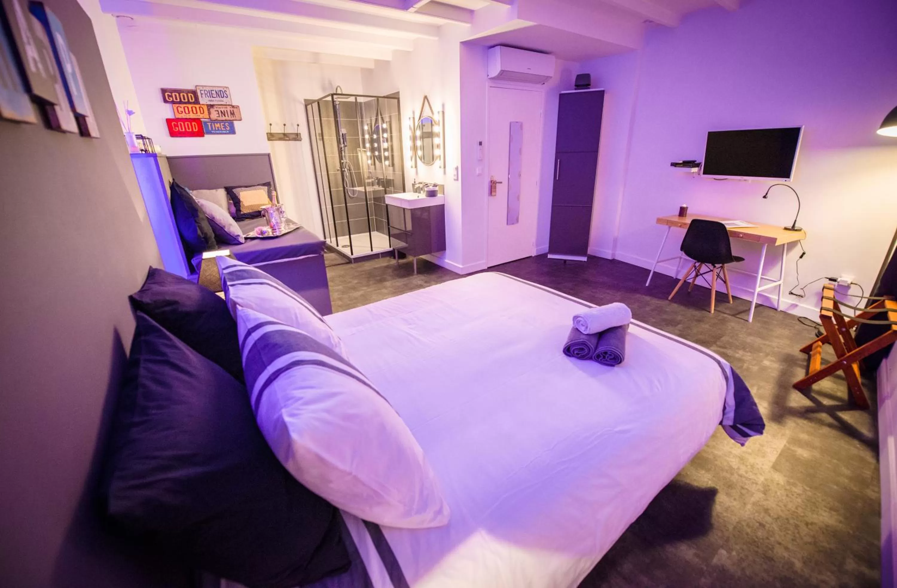 Photo of the whole room, Bed in La Maison Gustave