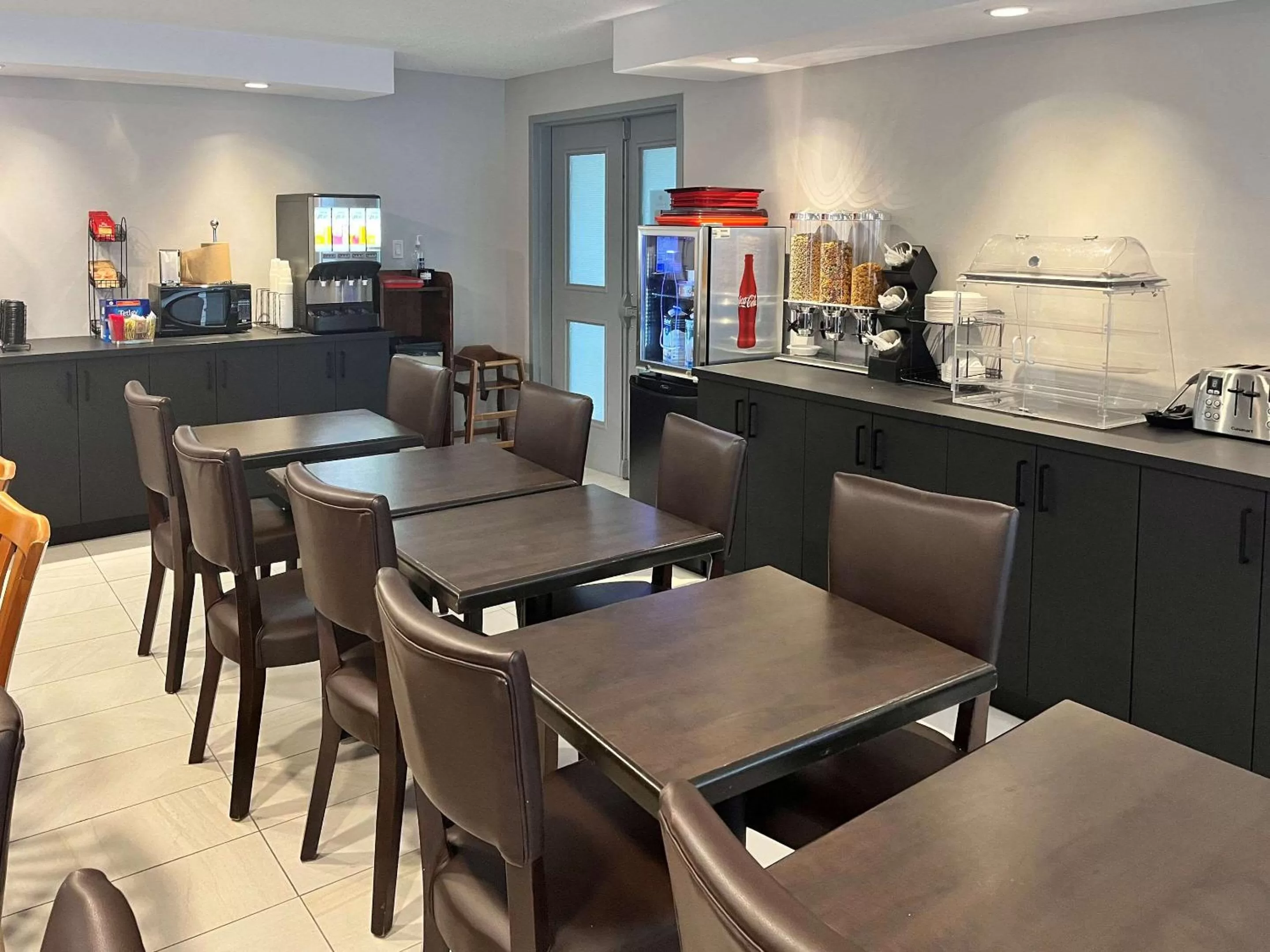 Breakfast in Econo Lodge Airport Quebec