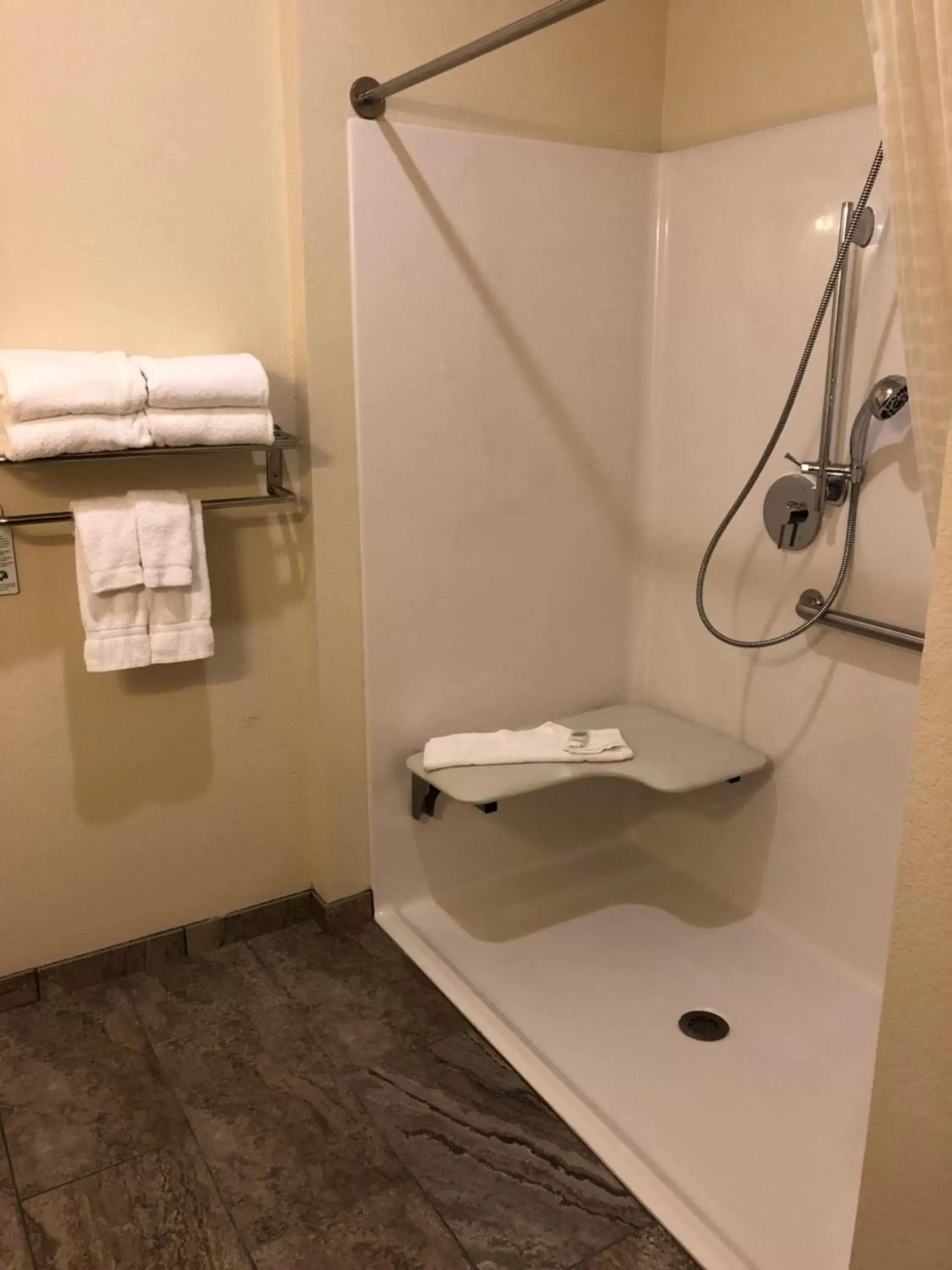 Bathroom in Cobblestone Hotel & Suites - Paxton