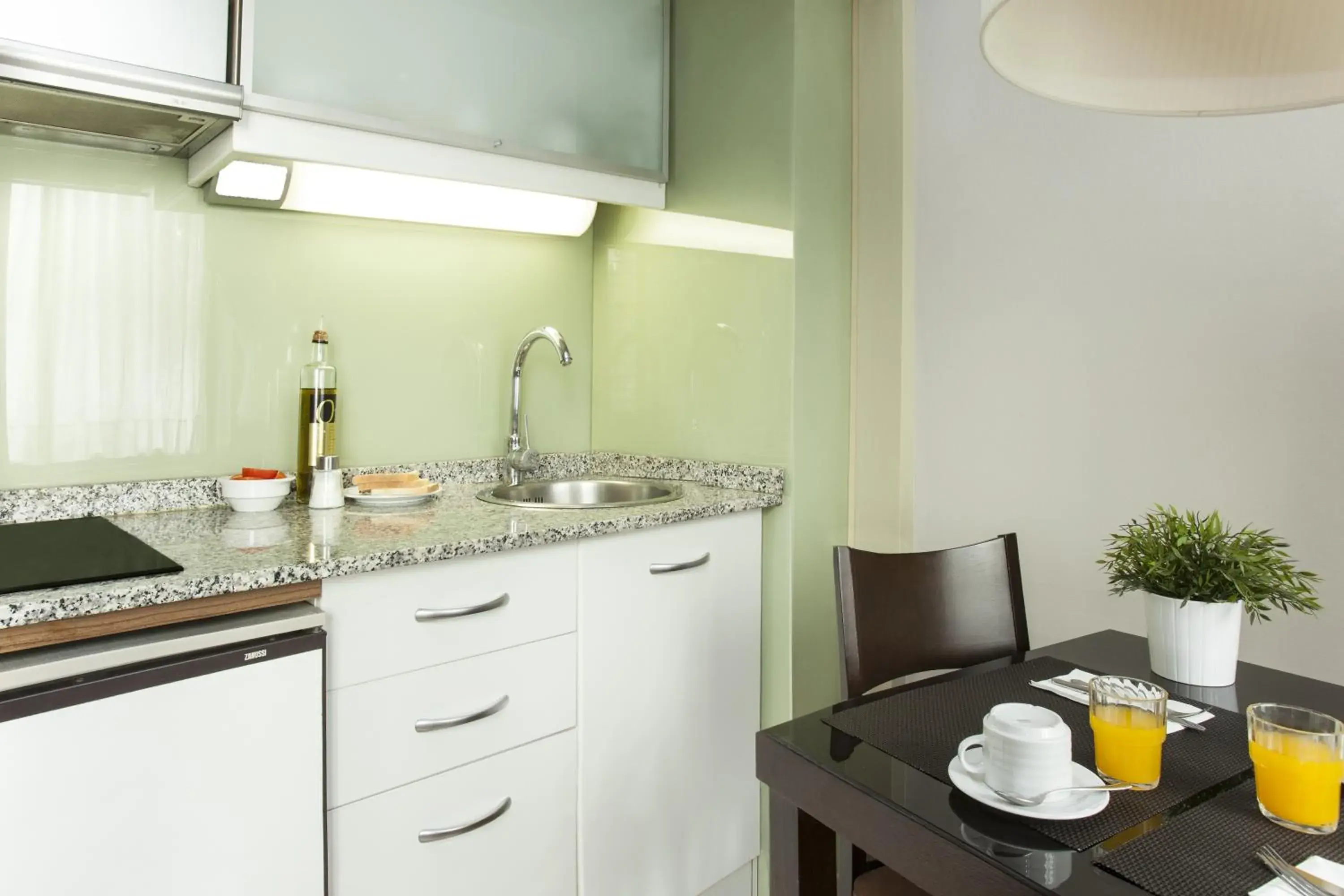 Kitchen or kitchenette, Bathroom in Aparthotel Senator Barcelona