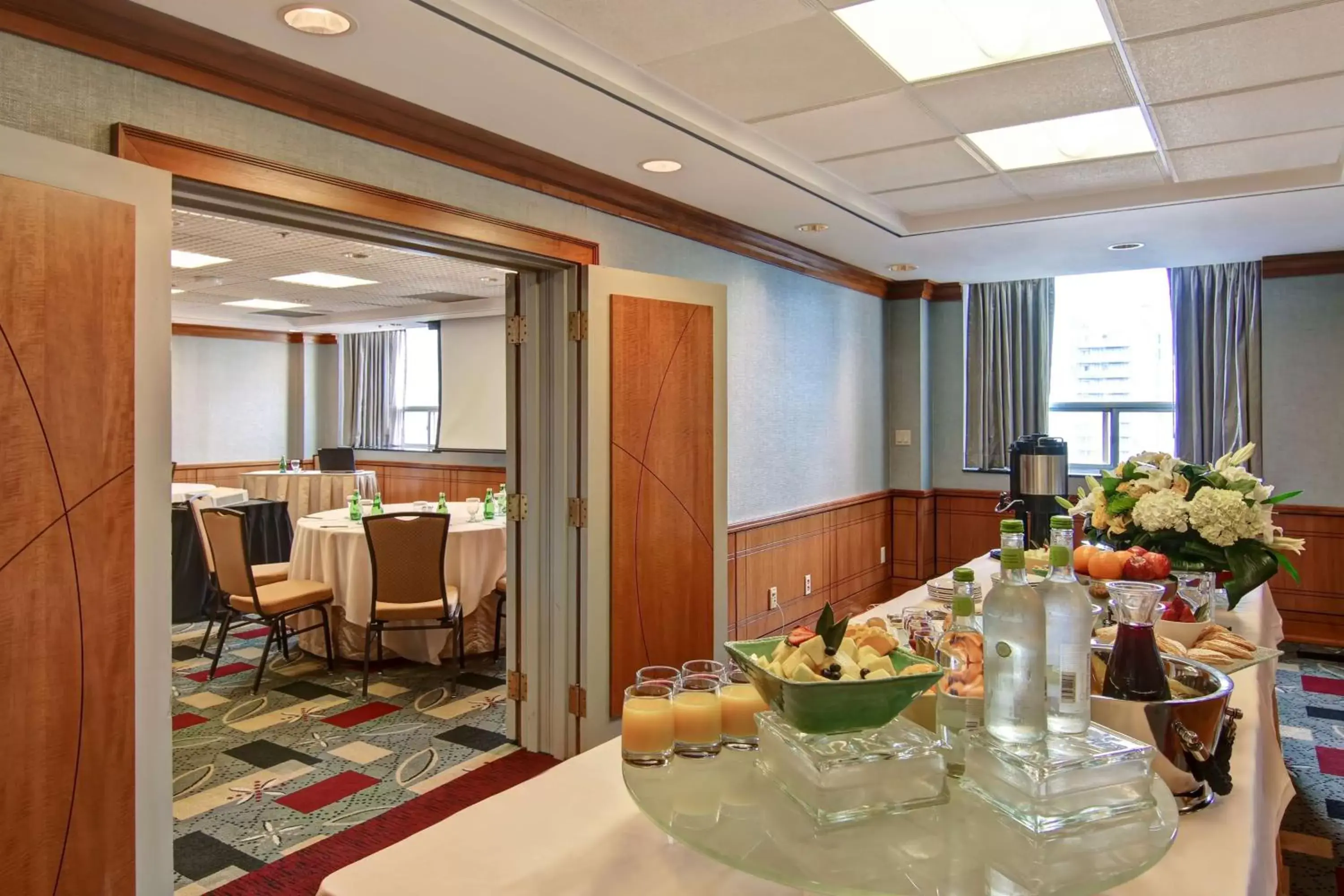 Meeting/conference room, Restaurant/Places to Eat in DoubleTree by Hilton Toronto Downtown