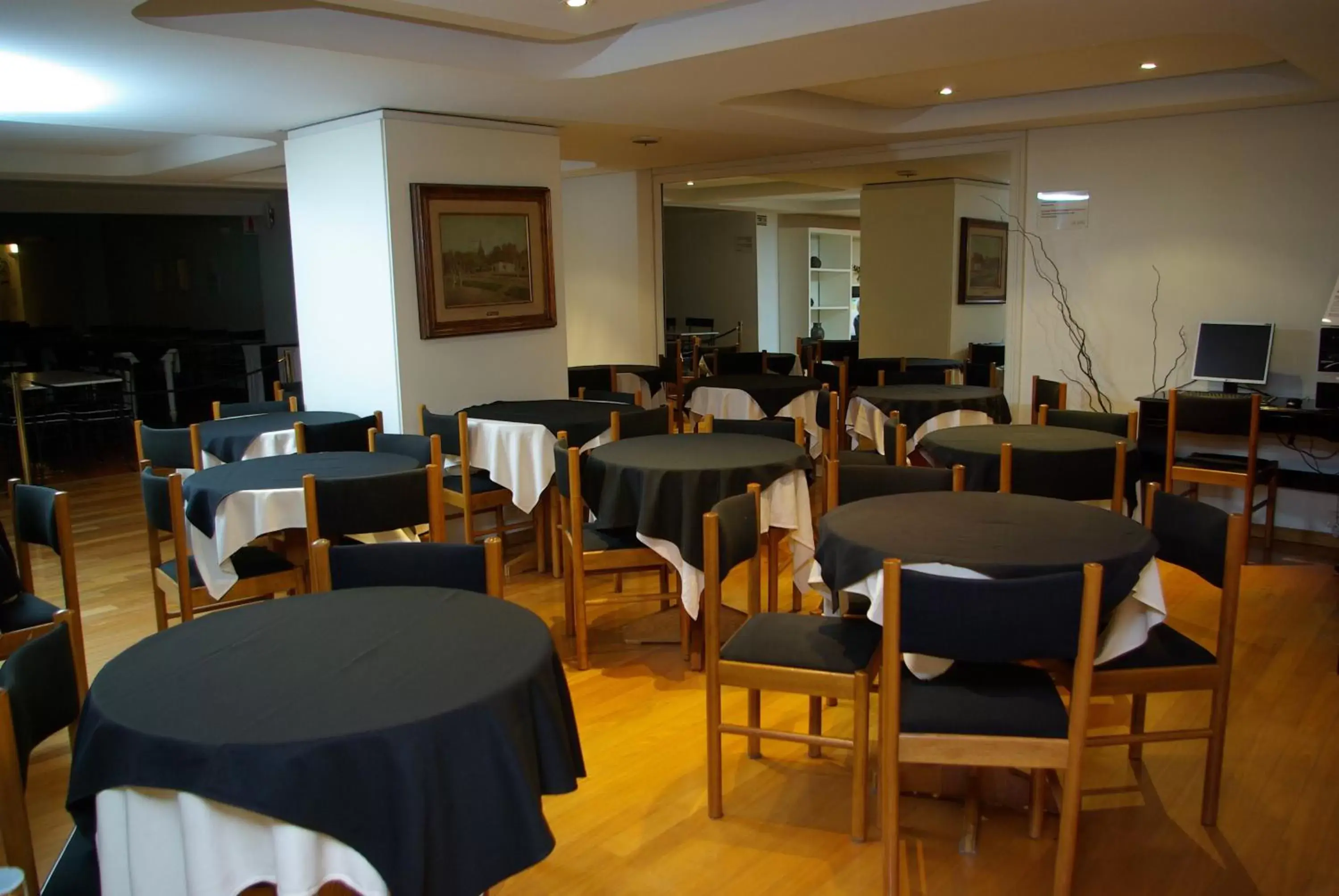 Restaurant/Places to Eat in Loi Suites Esmeralda