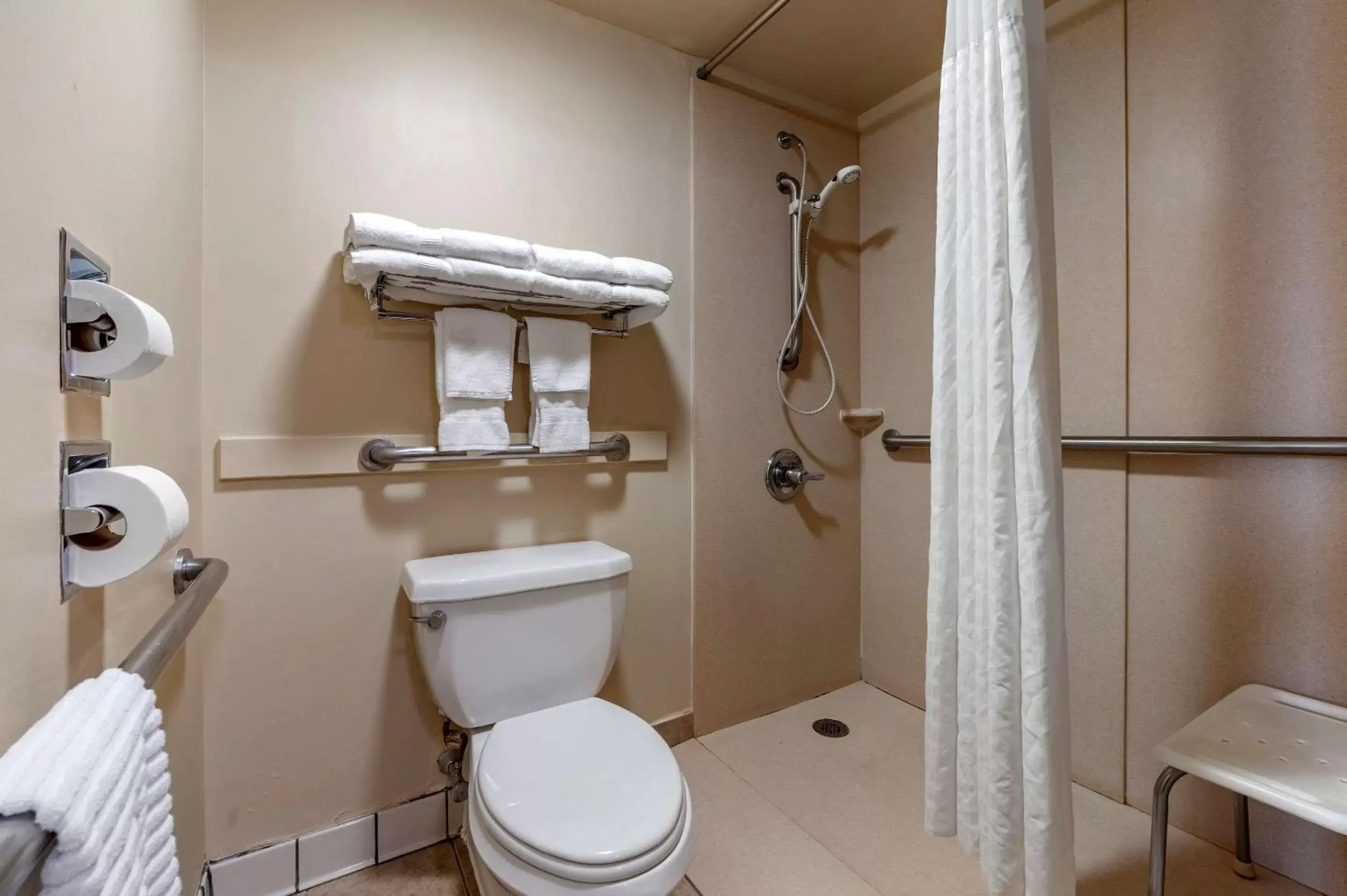 Bathroom in Comfort Inn Northeast Cincinnati