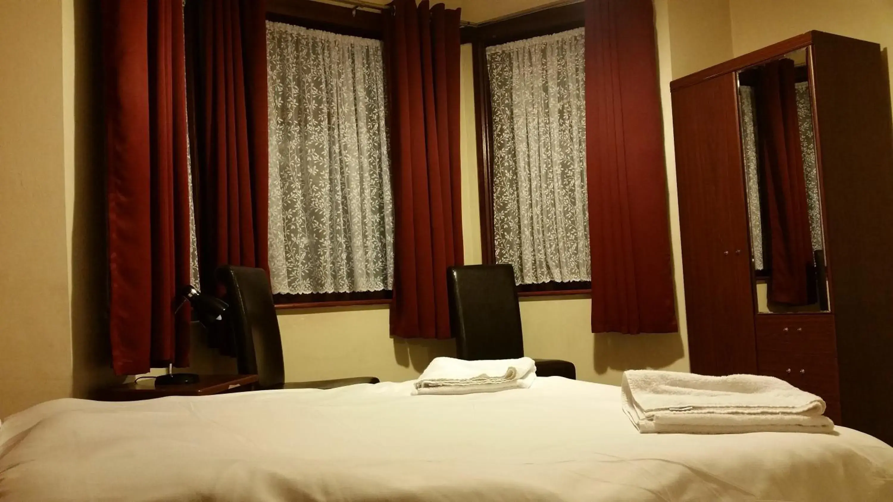 Bed in Best Inn Hotel