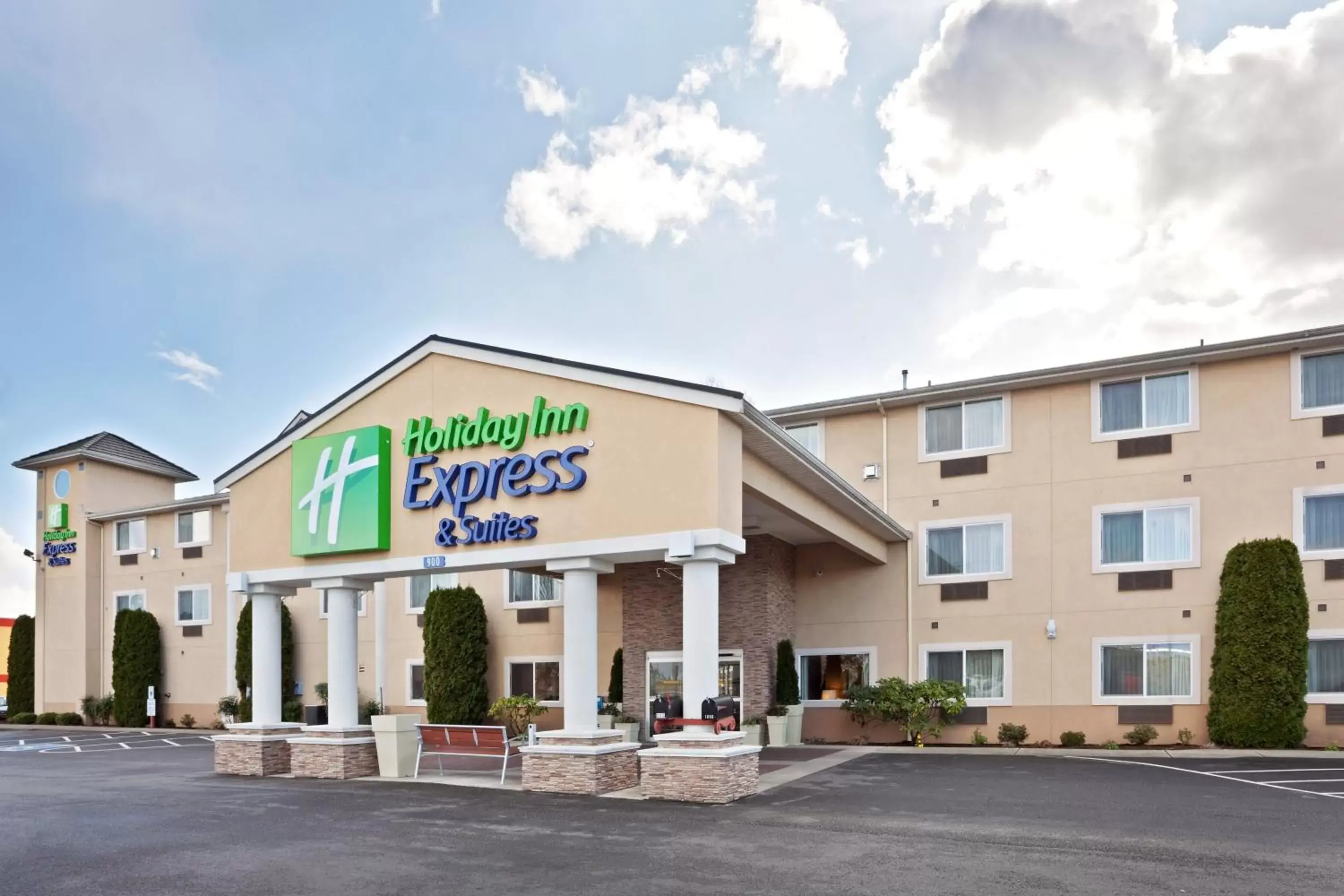 Property Building in Holiday Inn Express Hotels & Suites Burlington, an IHG Hotel