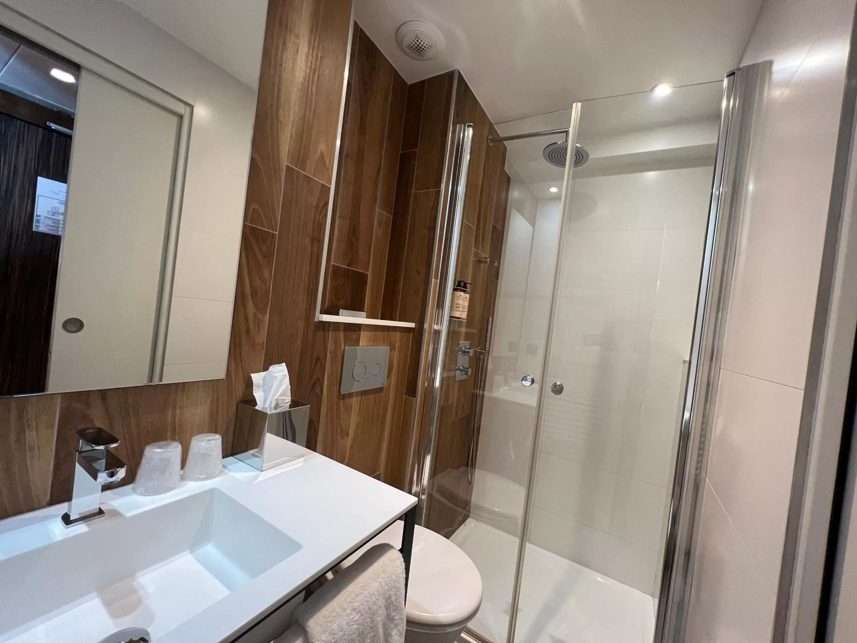 Shower in Hotel Acanthe - Boulogne Billancourt