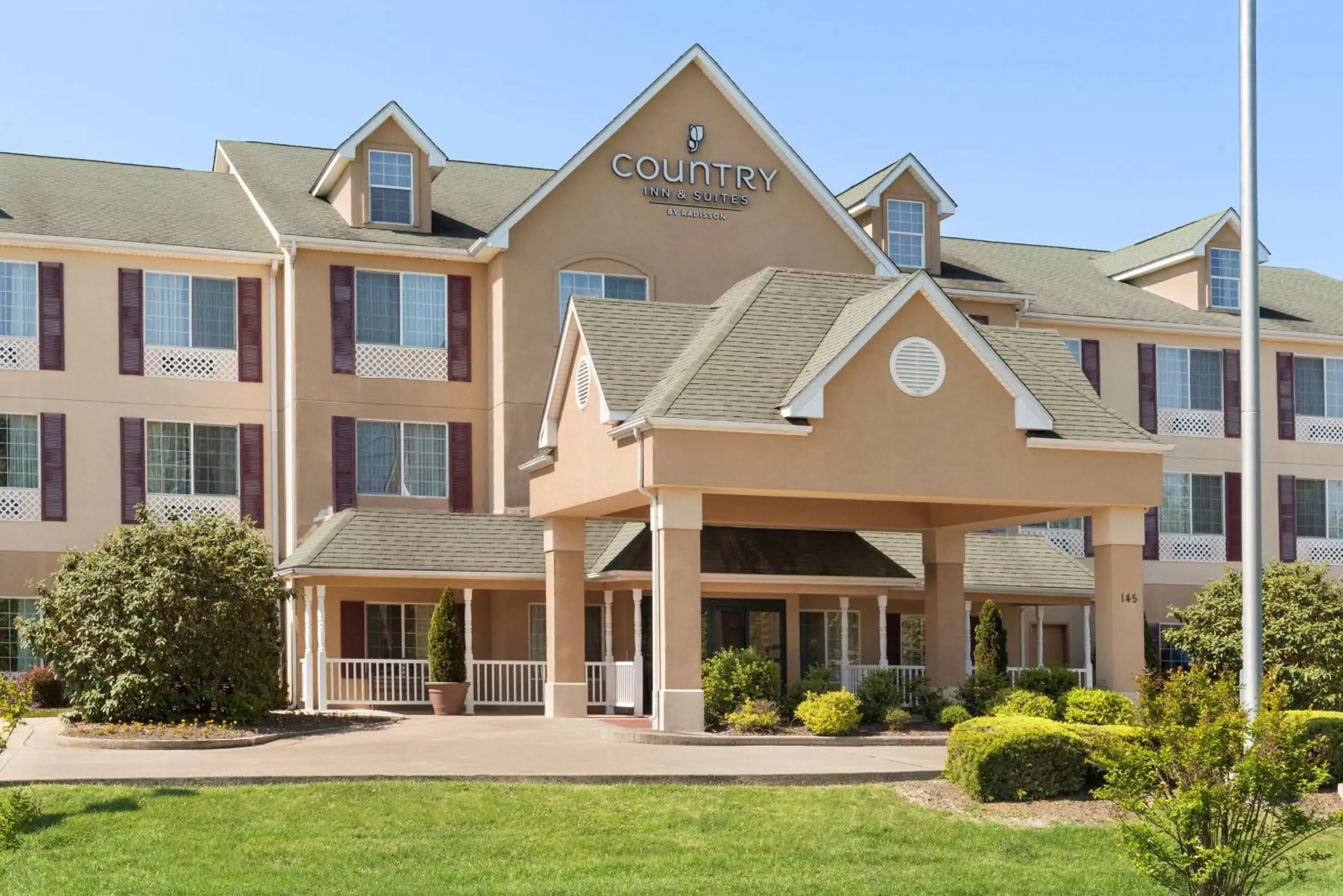 Property building in Country Inn & Suites by Radisson, Paducah, KY