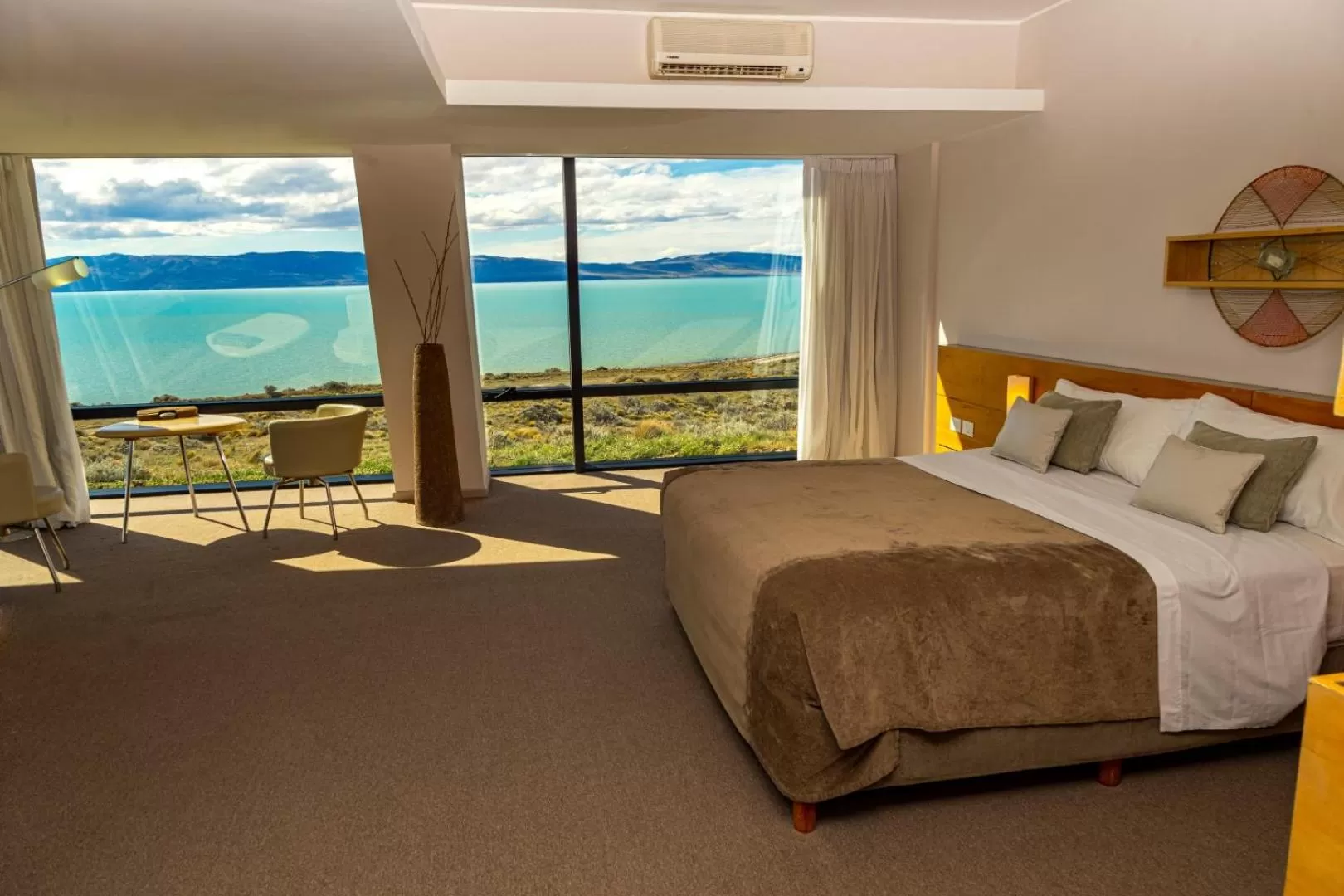 Lake view, Bed in Design Suites Calafate