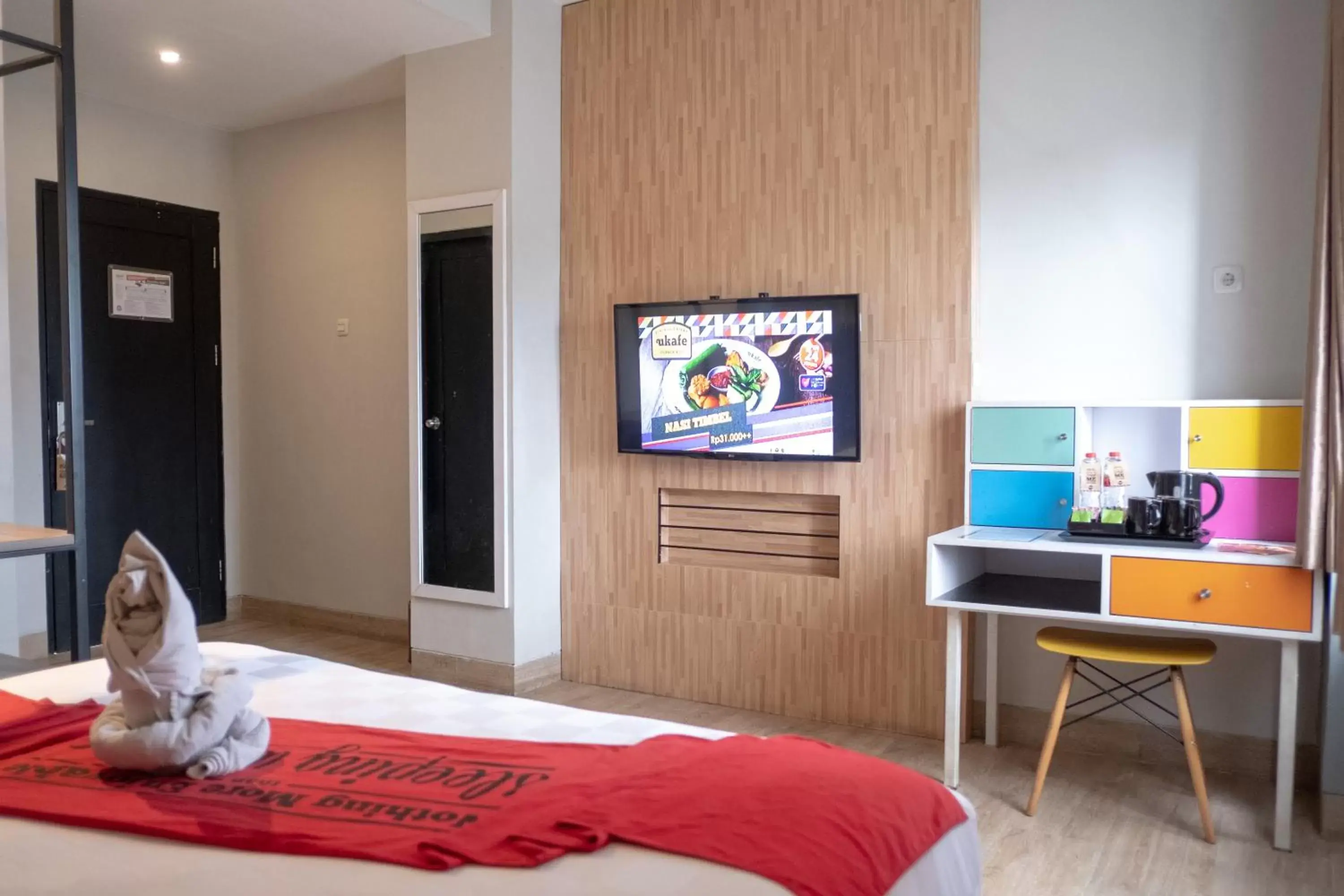 Bed, TV/Entertainment Center in Meotel Purwokerto