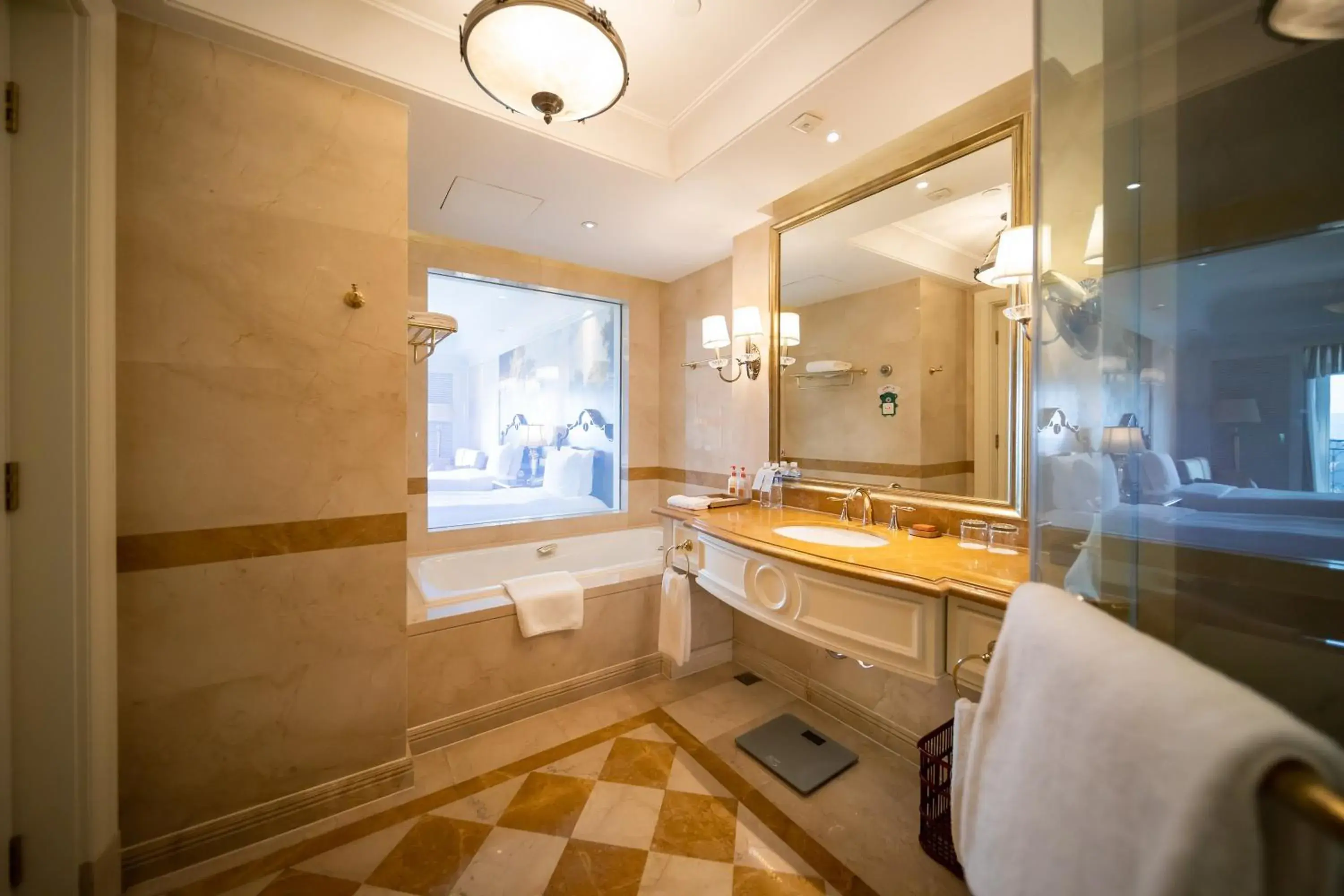 Photo of the whole room, Bathroom in Crowne Plaza Ocean Spring Resort, an IHG Hotel