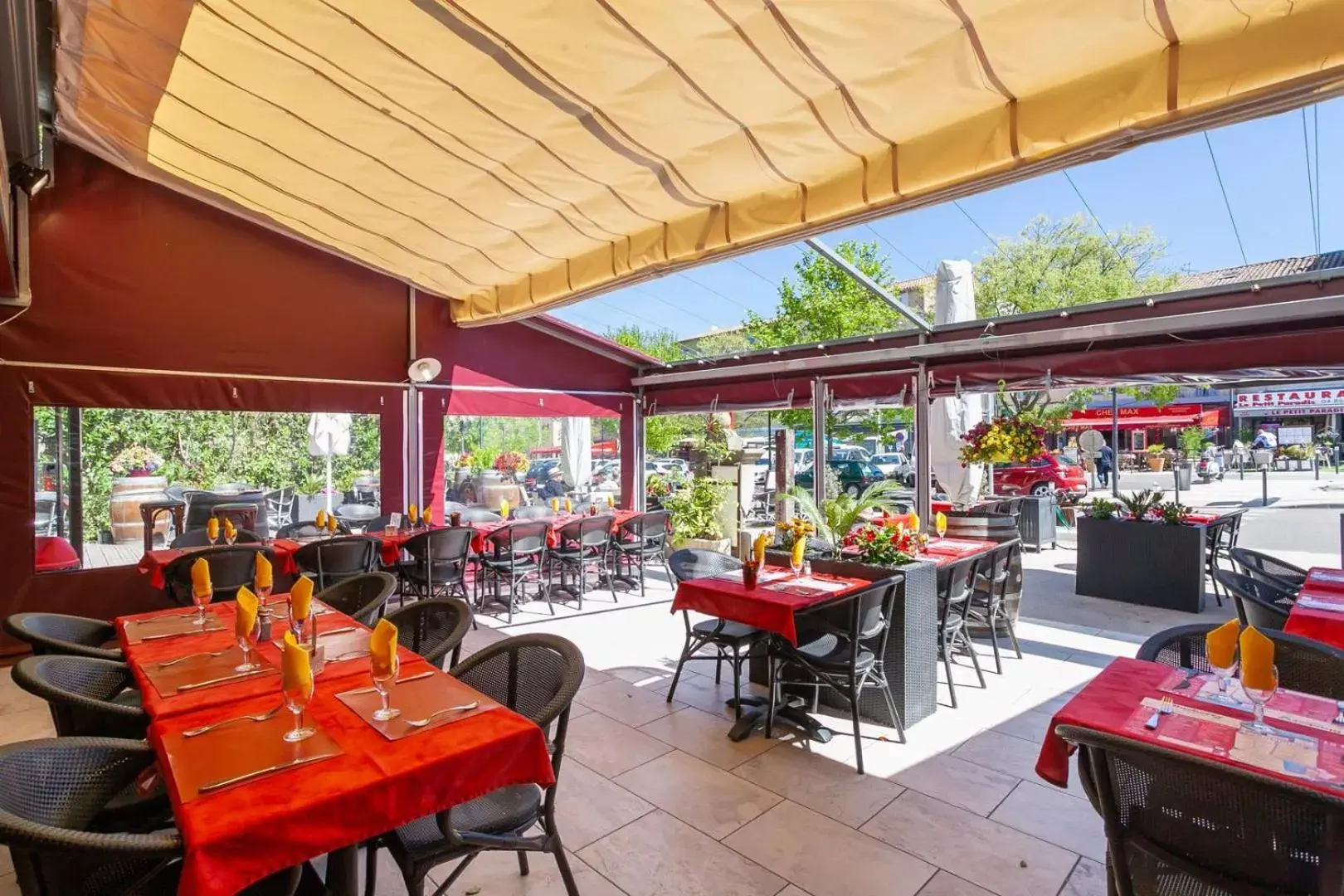 Patio, Restaurant/Places to Eat in Hôtel-Restaurant Le Blueberry