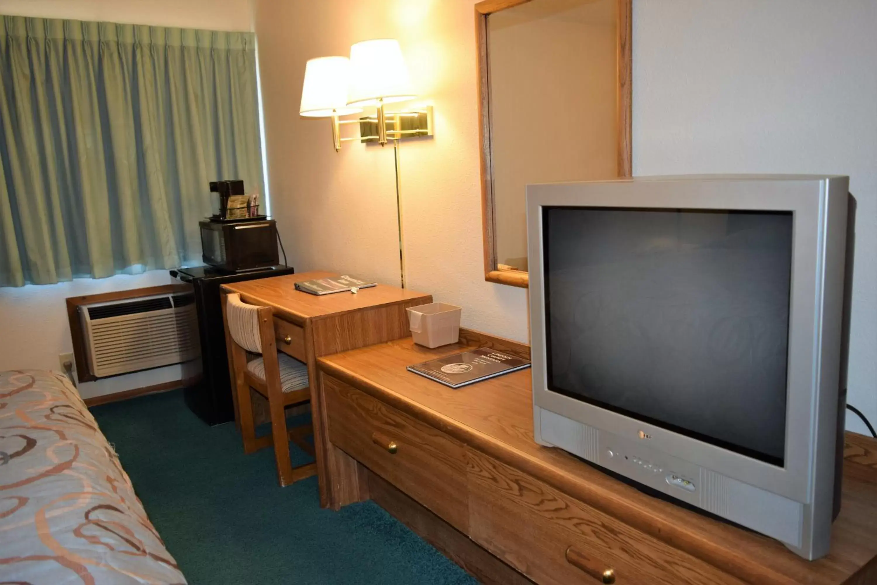 Photo of the whole room, TV/Entertainment Center in Country Inn Libby