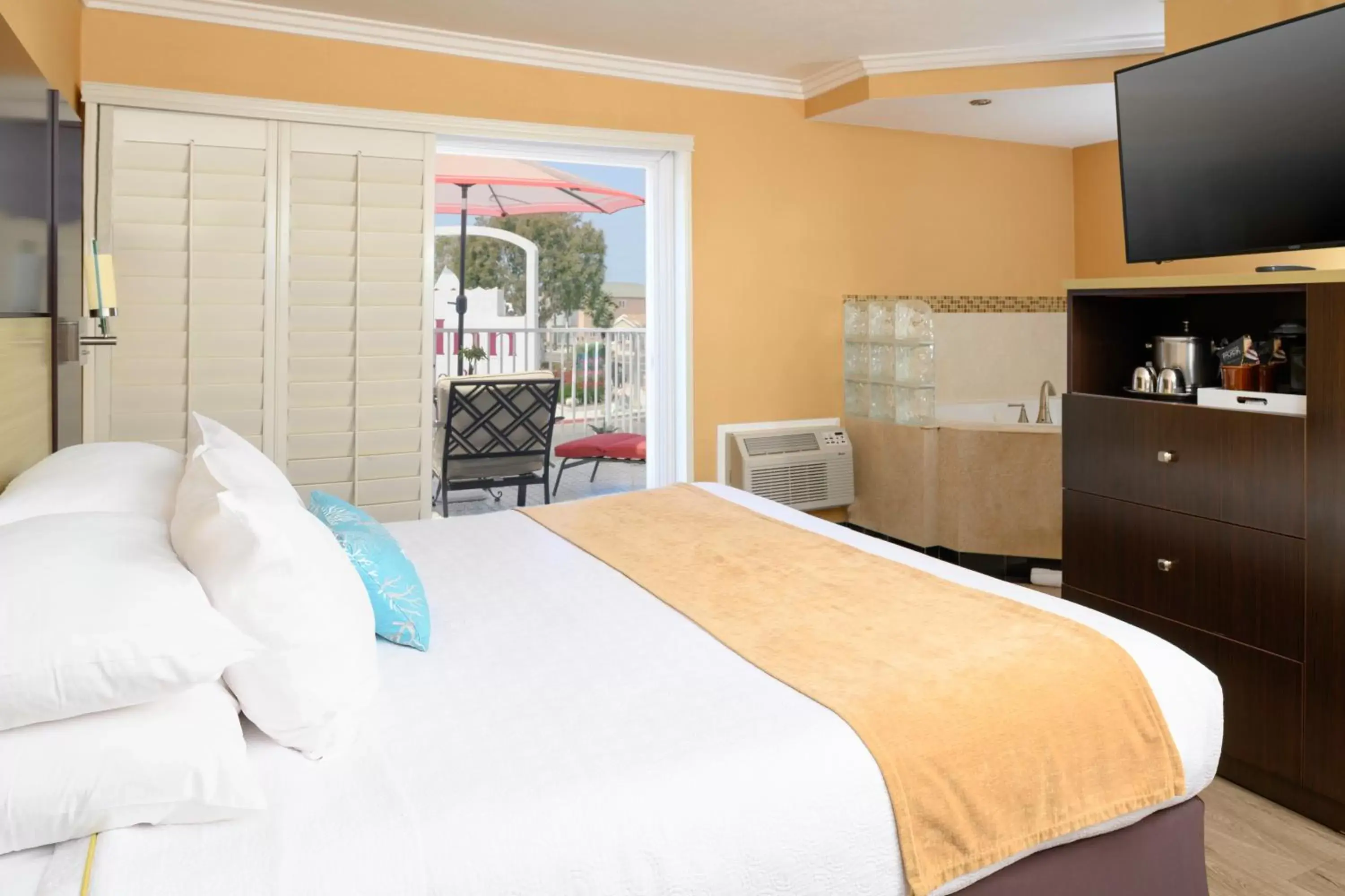 Bed in Little Inn By The Bay Newport Beach Hotel