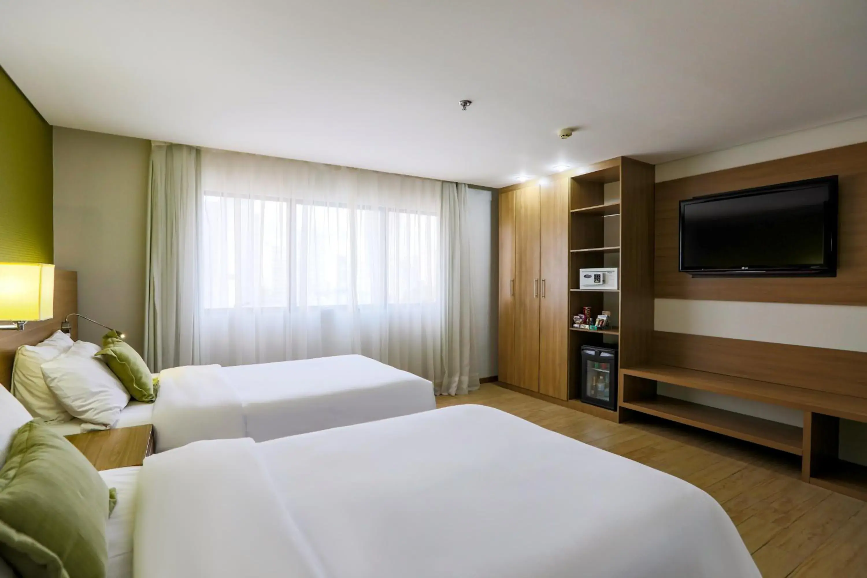 Communal lounge/ TV room, Bed in Radisson Hotel Belém