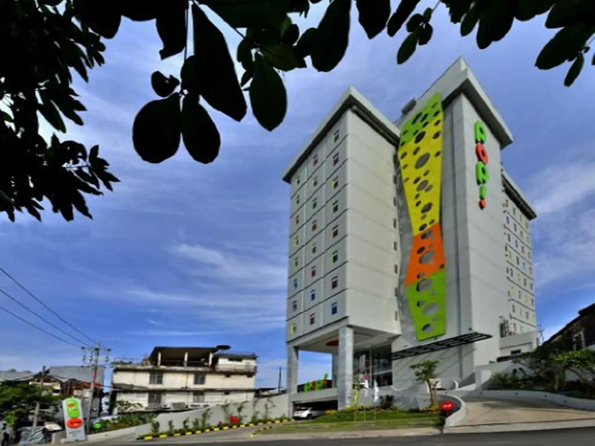Property Building in Pop Hotel Stasiun Kota Surabaya