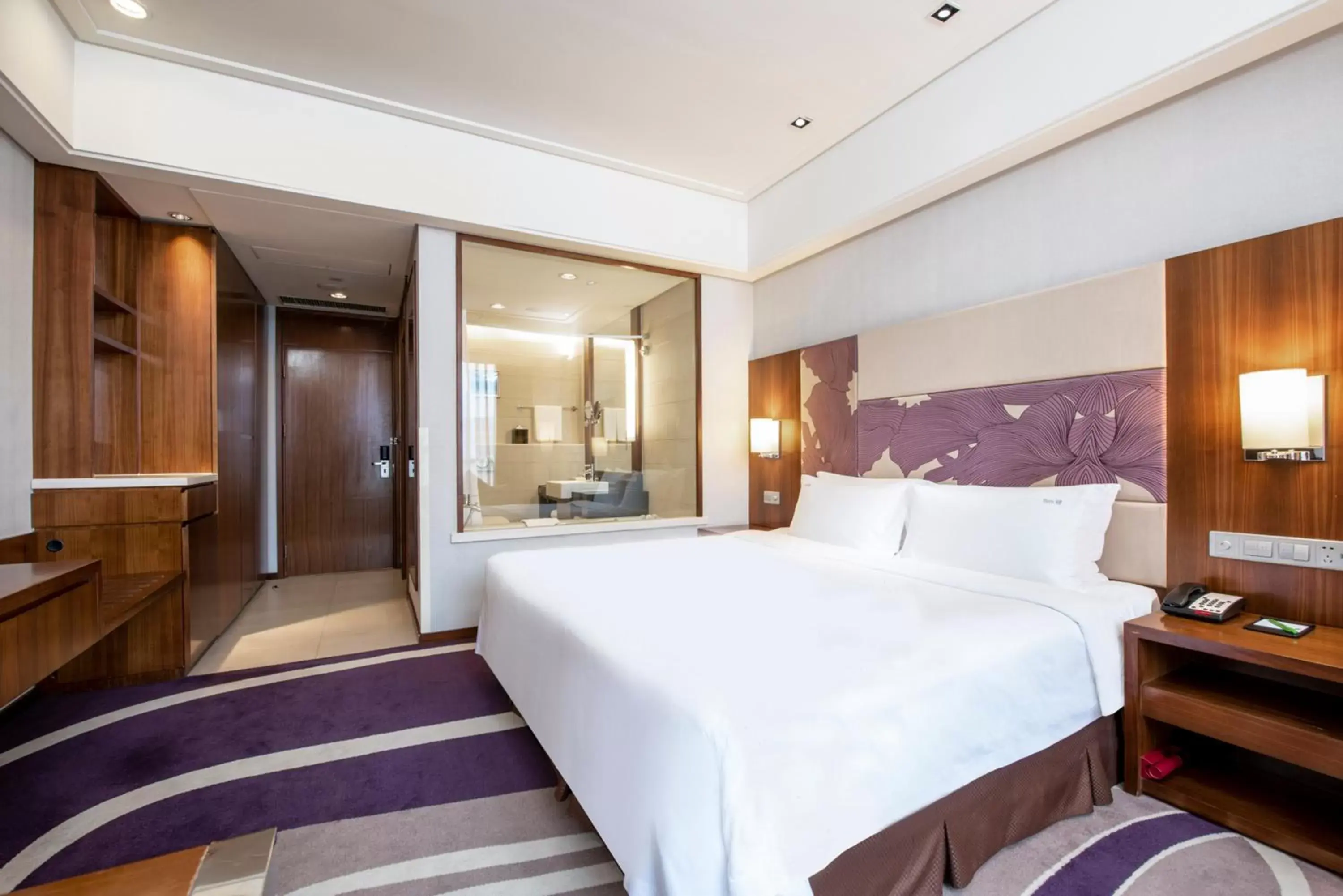 Bedroom, Bed in Holiday Inn Qingdao City Center, an IHG Hotel - Shopping MALL