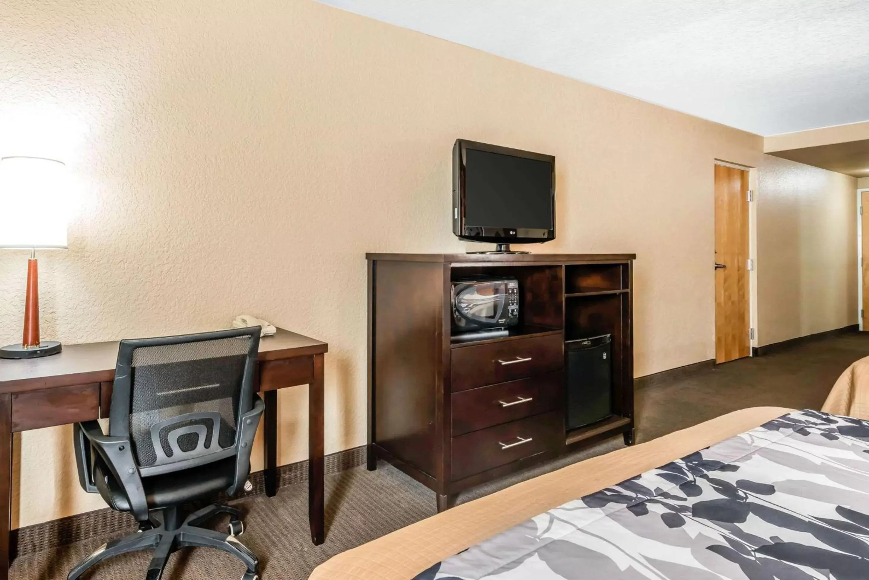 Photo of the whole room, TV/Entertainment Center in Sleep Inn & Suites Ocala - Belleview