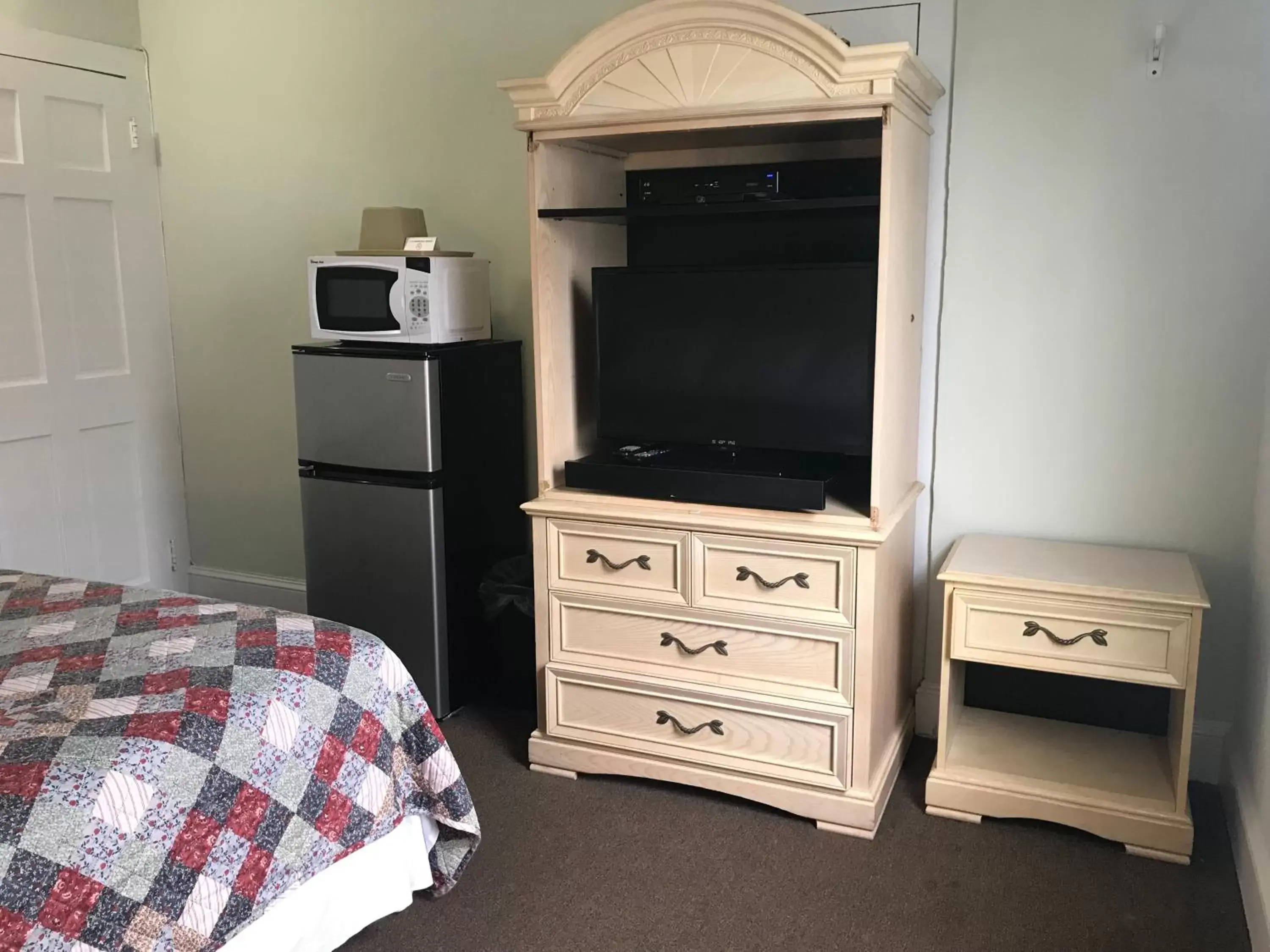 Bedroom, TV/Entertainment Center in Ocean Lodge Hotel & Apartments