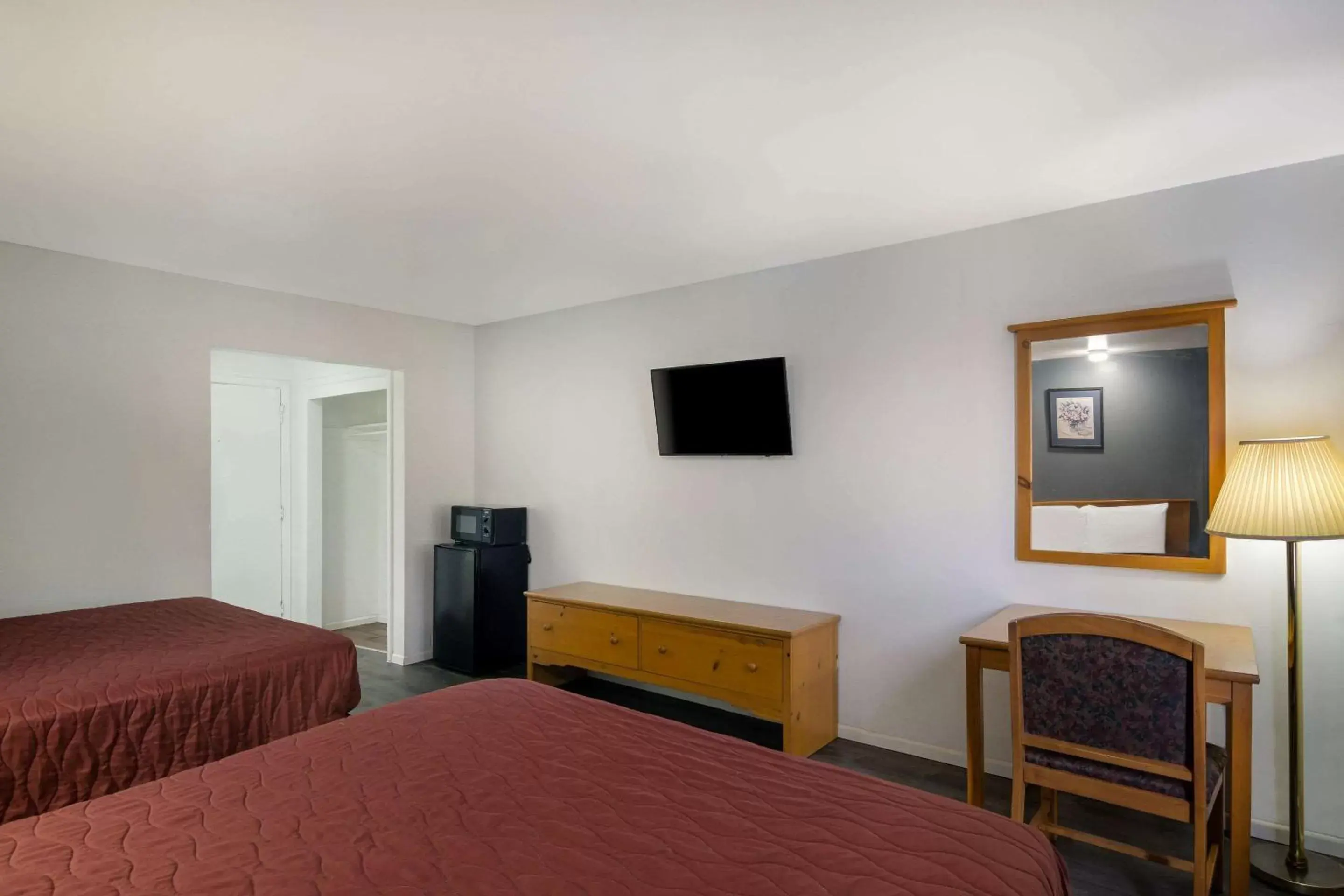 Bedroom, TV/Entertainment Center in Rodeway Inn & Suites Sidney Historic Downtown I-80